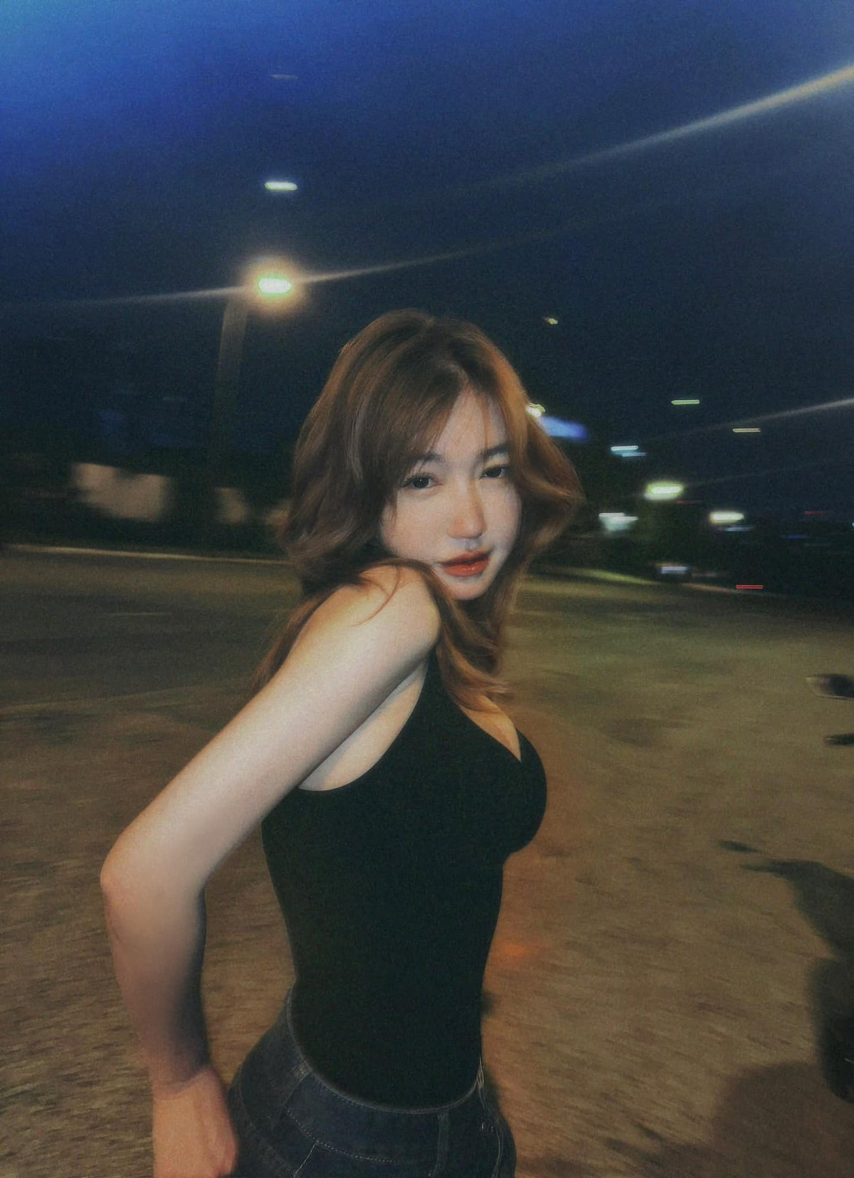 Elly Trần từng kết hôn với chồng người Mỹ gốc châu Á, Dane Fort và có hai con chung. Tuy nhiên, cuộc hôn nhân của họ đã gặp nhiều sóng gió, dẫn đến việc ly hôn. Sau khi chia tay, cô phải đối mặt với nhiều khó khăn, đặc biệt là về tài chính khi chồng cũ ngừng chu cấp cho con cái.