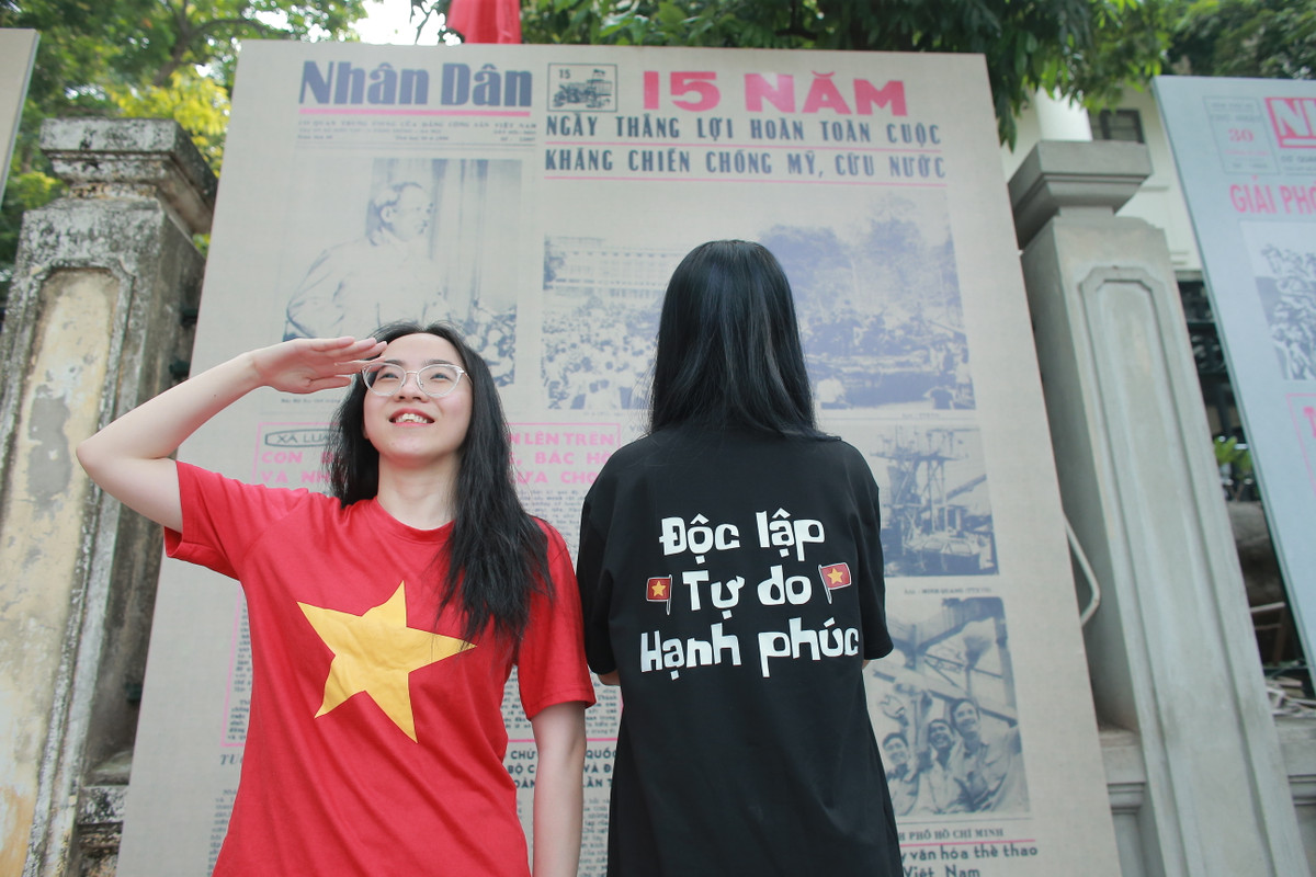 Triển lãm tương tác do Báo Nhân Dân tổ chức nhân kỷ niệm 50 năm Ngày Giải phóng miền Nam, thống nhất đất nước, giới thiệu ba trải nghiệm công nghệ đặc biệt nhằm làm sống dậy lịch sử bằng phương pháp hiện đại: Trình chiếu 3D mapping, thực tế ảo tăng cường (AR) và thực tế ảo (VR).