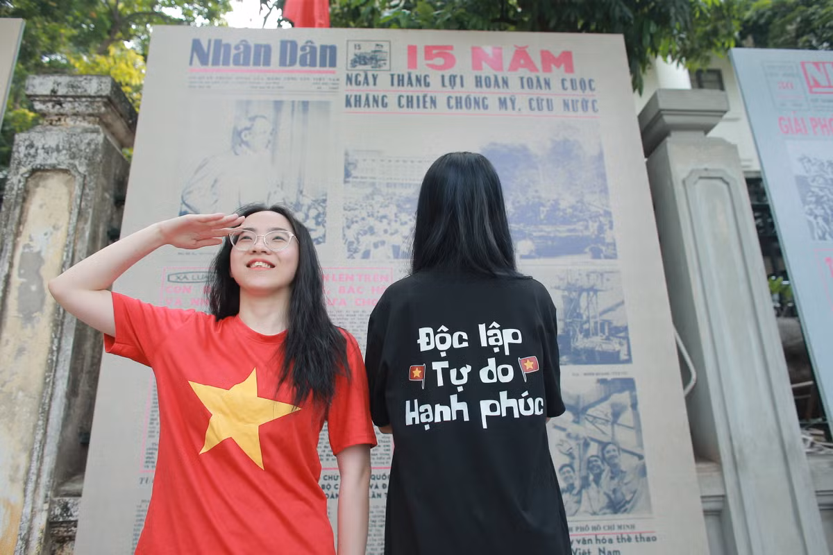 Triển lãm tương tác do Báo Nhân Dân tổ chức nhân kỷ niệm 50 năm Ngày Giải phóng miền Nam, thống nhất đất nước, giới thiệu ba trải nghiệm công nghệ đặc biệt nhằm làm sống dậy lịch sử bằng phương pháp hiện đại: Trình chiếu 3D mapping, thực tế ảo tăng cường (AR) và thực tế ảo (VR).