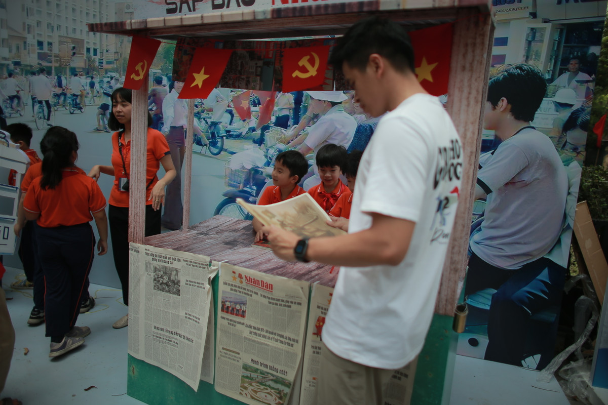 Báo Nhân Dân ra mắt triển lãm bao gồm 11 tấm hình phóng to trang nhất của Báo Nhân Dân xuất bản vào các ngày 30/4 của các năm 1975, 1980, 1985, 1990, 1995, 2000, 2005, 2010, 2015, 2020.