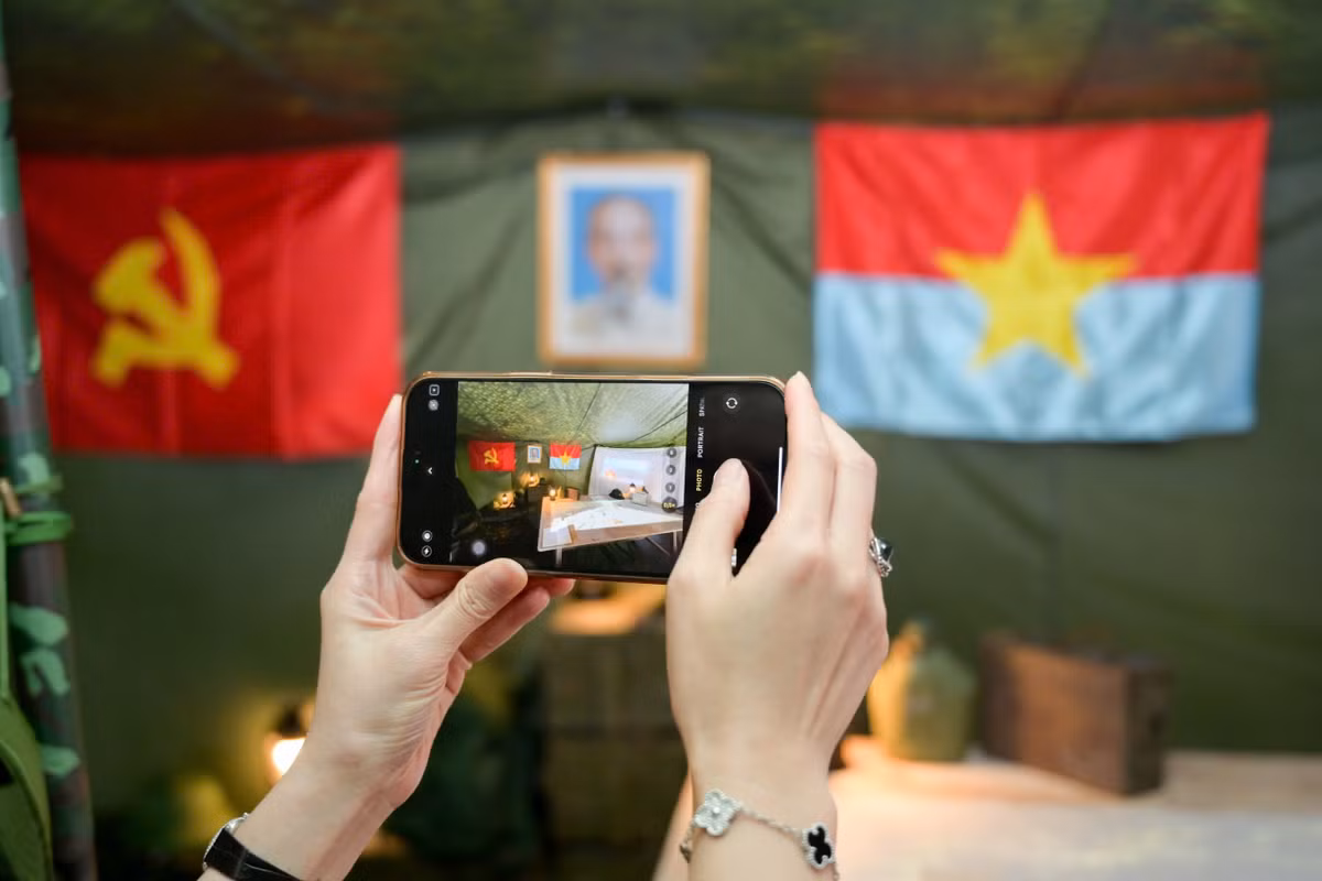 Nhiều người bồi hồi khi xem lại dòng tít mầu đỏ báo tin chiến thắng bên cạnh bức chân dung Chủ tịch Hồ Chí Minh kính yêu, được đăng trên trang nhất của số báo ngày 1/5/1975.