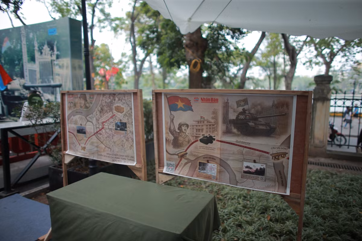 Một góc trưng bày ấn phẩm đặc biệt của Báo Nhân Dân.