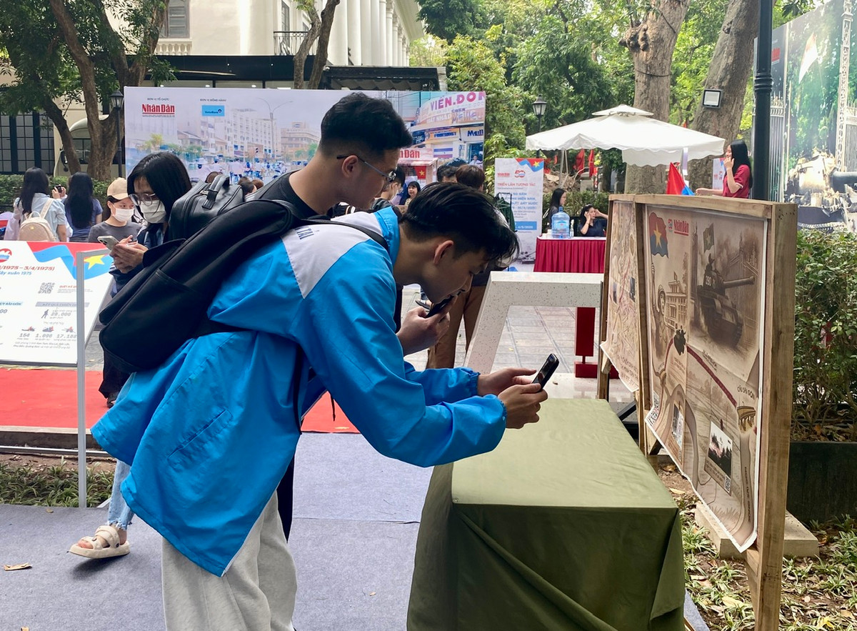 Lần đầu tiên, công nghệ 3D mapping được sử dụng để chiếu hình ảnh Chiến dịch Hồ Chí Minh theo chiều thẳng đứng trên tờ Báo Nhân Dân, tái hiện dấu mốc đánh chiếm Dinh Độc Lập. Trải nghiệm kéo dài 6 phút với hình ảnh mô phỏng và âm thanh sinh động.