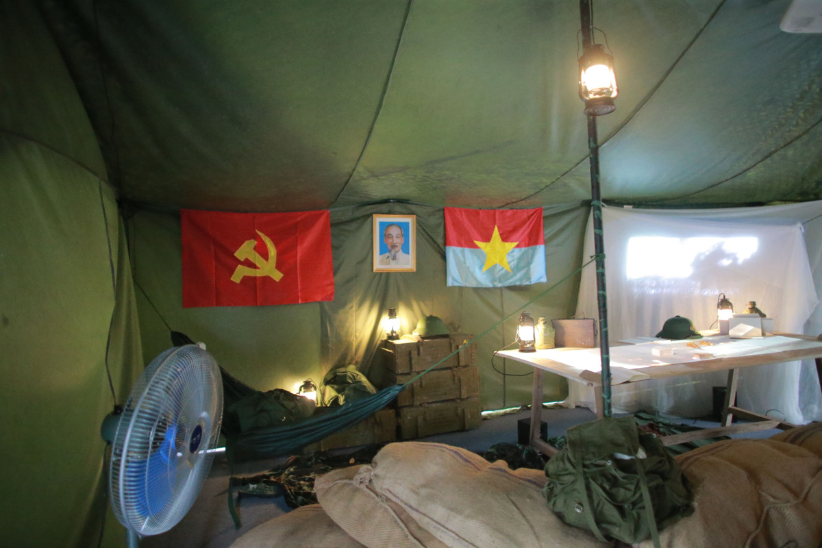 Nhiều bạn sinh viên, học sinh chia sẻ, đây là lần đầu tiên họ trực tiếp cầm trên tay một ấn phẩm báo giấy có giá trị kỷ niệm như vậy.