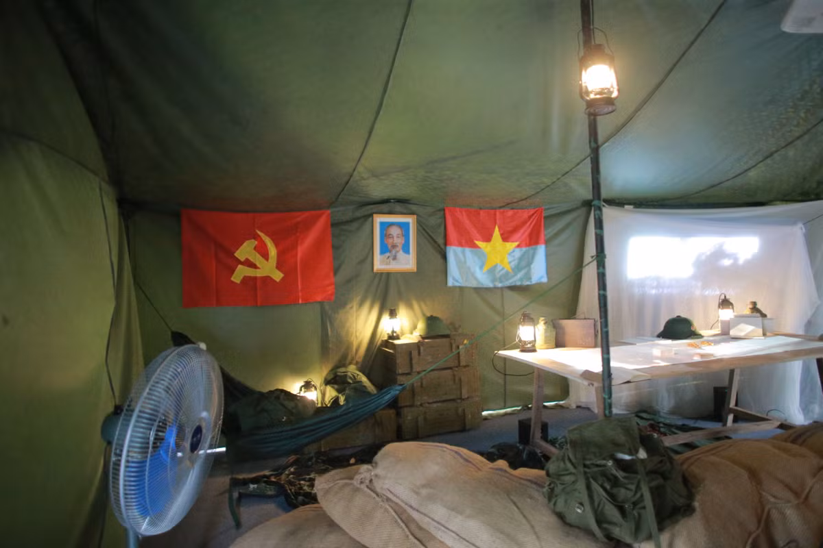 Nhiều bạn sinh viên, học sinh chia sẻ, đây là lần đầu tiên họ trực tiếp cầm trên tay một ấn phẩm báo giấy có giá trị kỷ niệm như vậy.