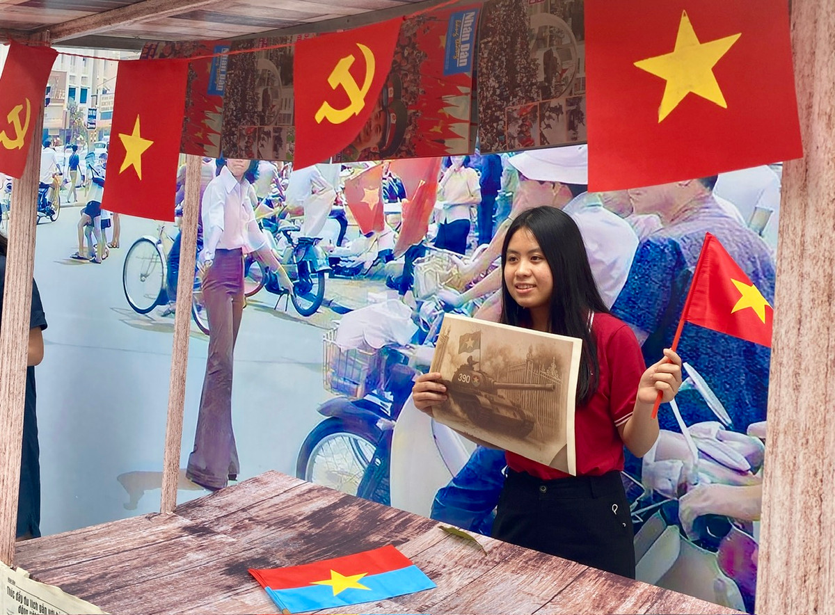 Tại khu vực “Những trận đánh quyết định”, người xem có thể quét mã QR để truy cập phiên bản trực tuyến và sa bàn tương tác tương ứng từng trận chiến với công nghệ thực tế ảo (VR).