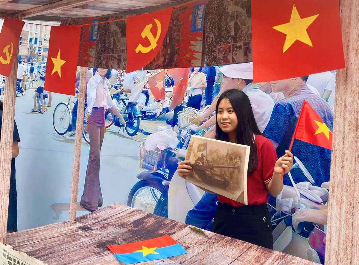 Tại khu vực “Những trận đánh quyết định”, người xem có thể quét mã QR để truy cập phiên bản trực tuyến và sa bàn tương tác tương ứng từng trận chiến với công nghệ thực tế ảo (VR).