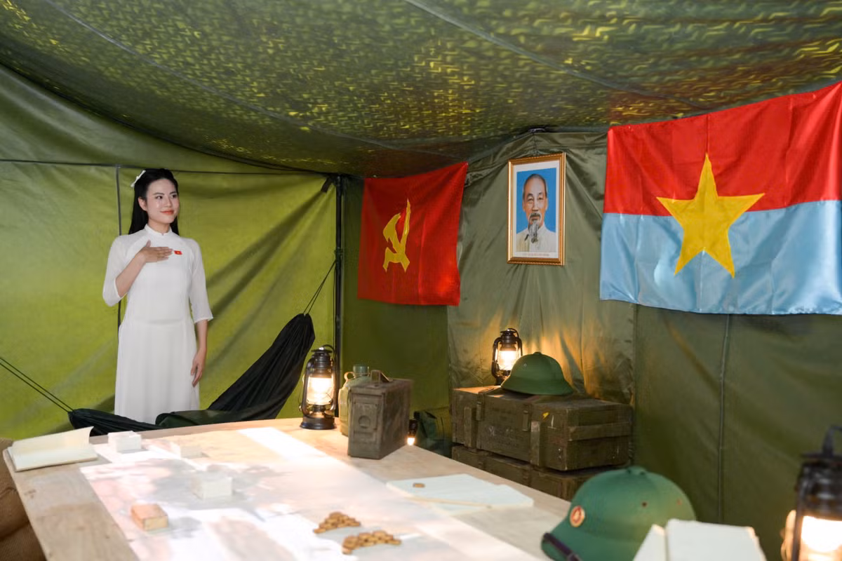 Không ít bạn còn tranh thủ “check-in” với ấn phẩm, chia sẻ lên mạng xã hội như một cách thể hiện sự tự hào dân tộc cũng như sự quan tâm đến báo chí cách mạng – vốn là điều tưởng như chỉ dành cho thế hệ đi trước.