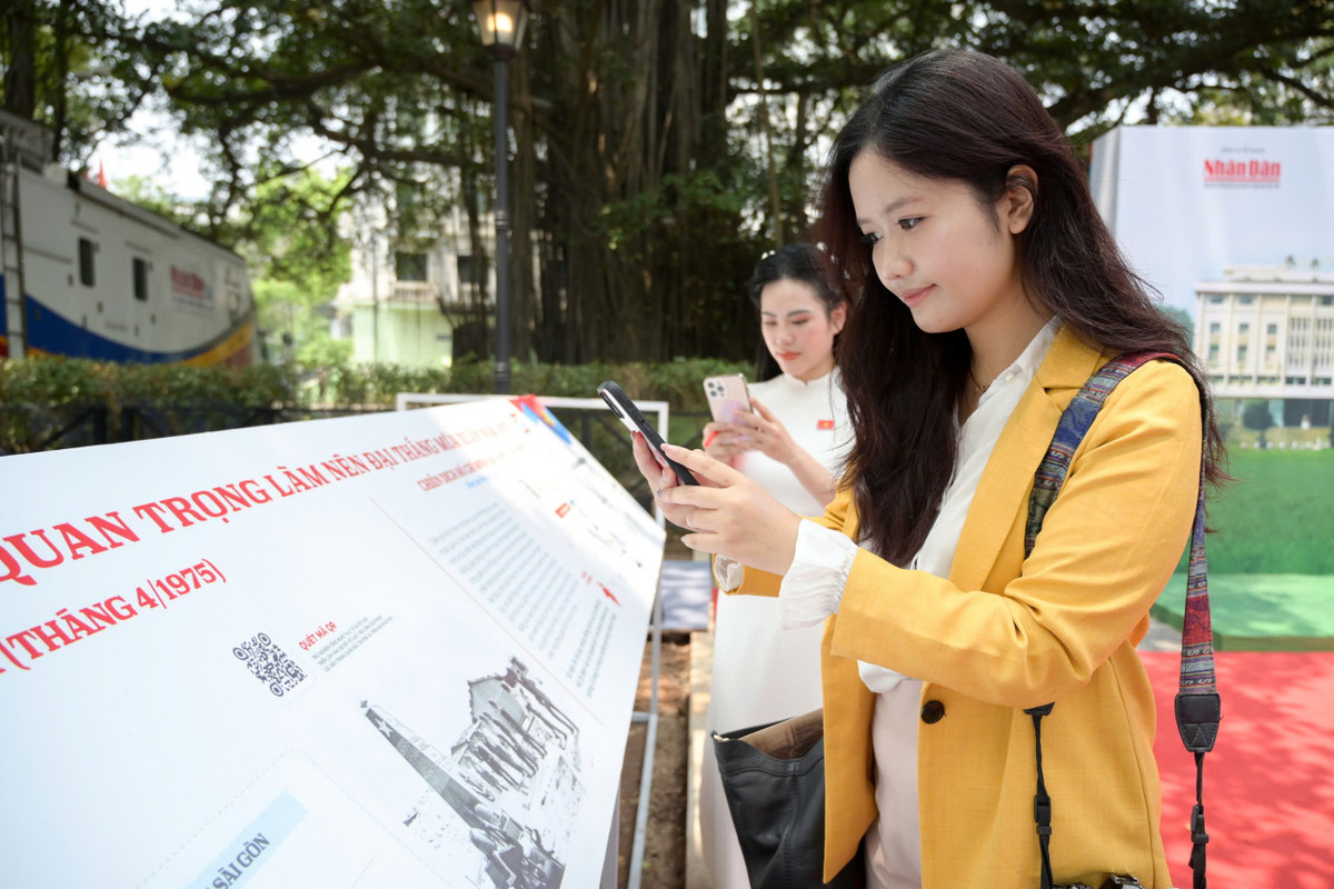 Trên phụ trương đặc biệt của Báo Nhân Dân, nhờ công nghệ thực tế ảo tăng cường (AR), bạn đọc có thể quét 4 mã QR để xem các video động tương ứng với 4 khoảnh khắc quan trọng trong Chiến dịch Hồ Chí Minh, bao gồm hình ảnh xe tăng của quân đội ta húc đổ cổng Dinh Độc Lập.