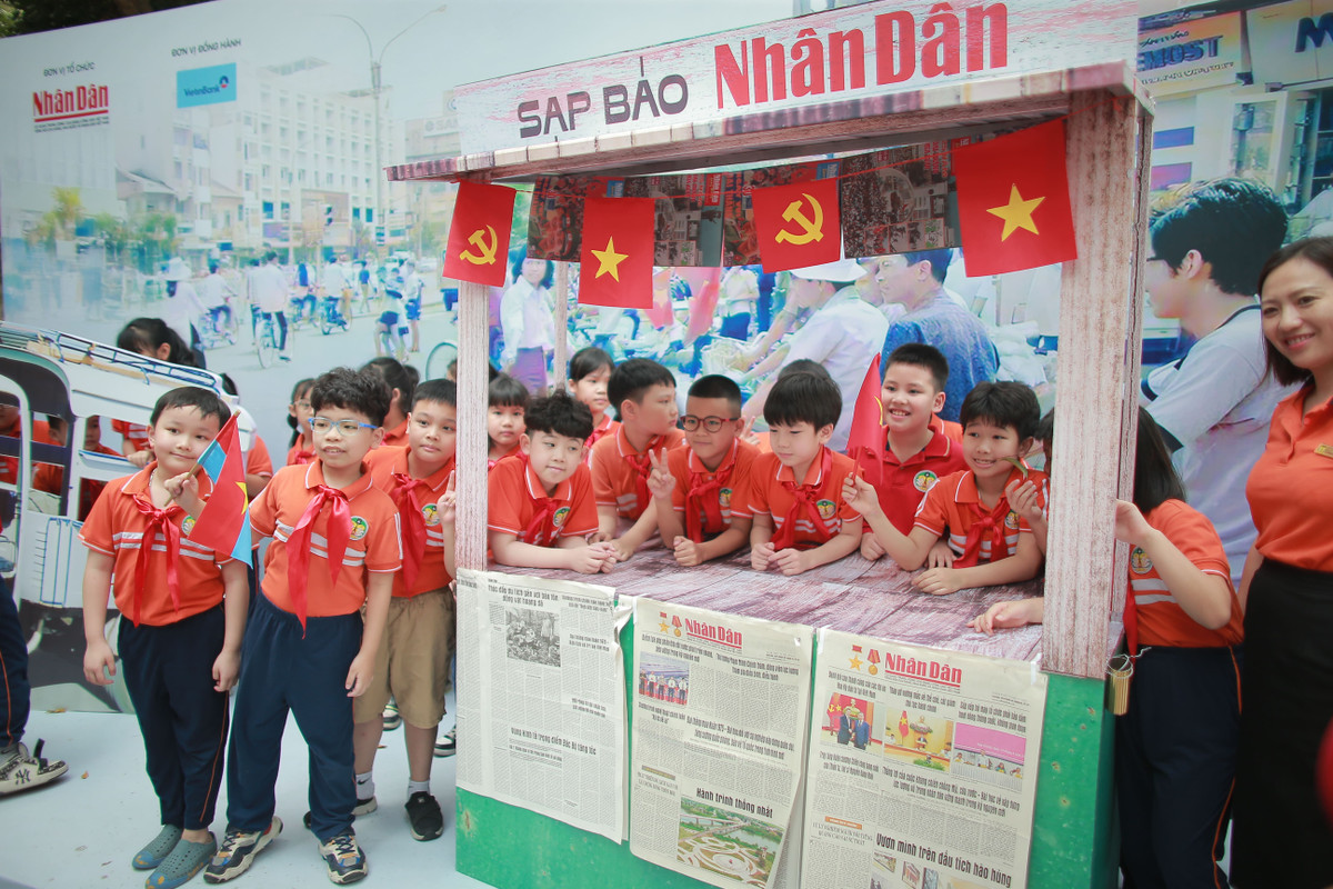 Nhiều trường học cũng đã tổ chức cho các em học sinh tham quan triển lãm, chụp ảnh kỉ niệm cùng các mô hình, đồng thời nghe thầy cô diễn giải về các mốc lịch sử dân tộc.