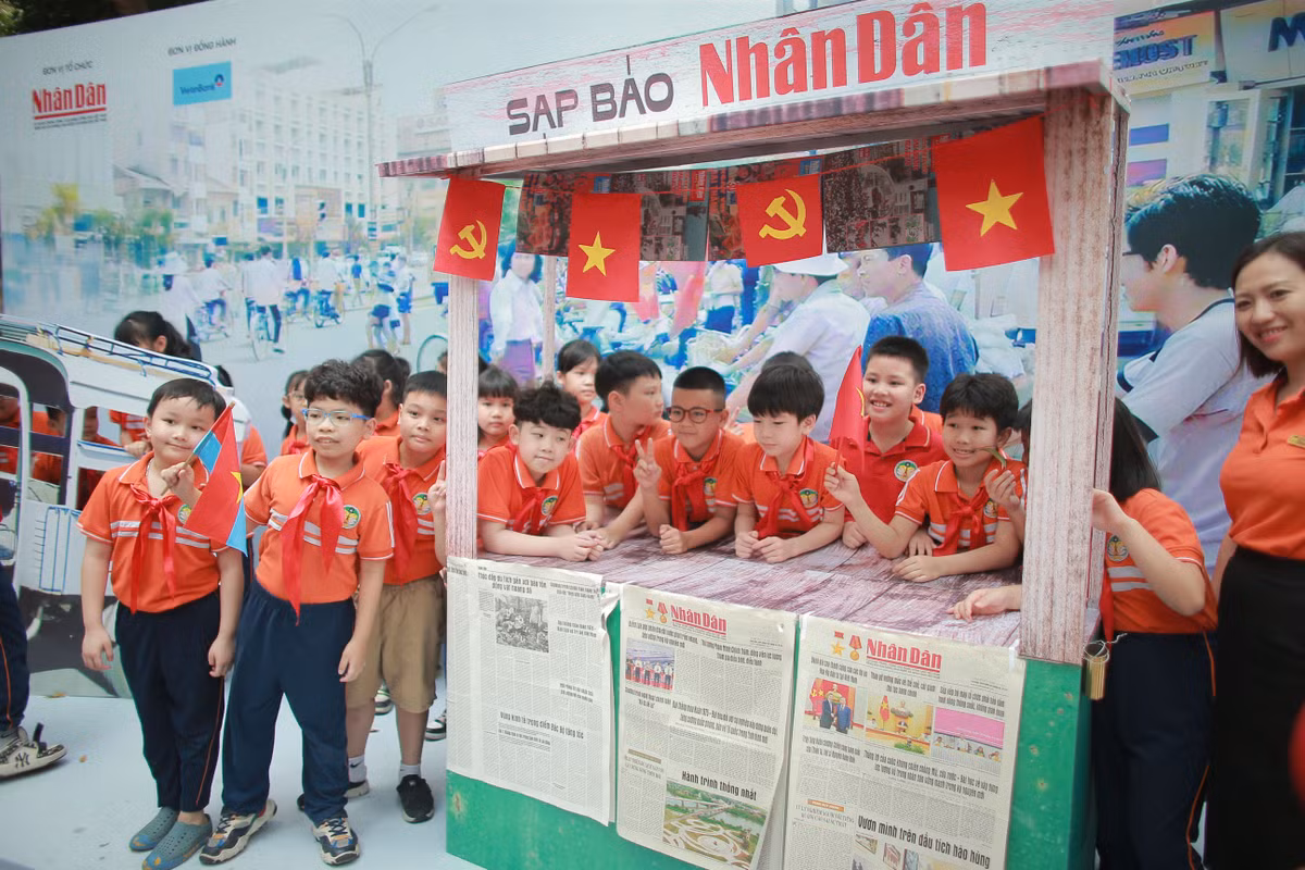 Nhiều trường học cũng đã tổ chức cho các em học sinh tham quan triển lãm, chụp ảnh kỉ niệm cùng các mô hình, đồng thời nghe thầy cô diễn giải về các mốc lịch sử dân tộc.