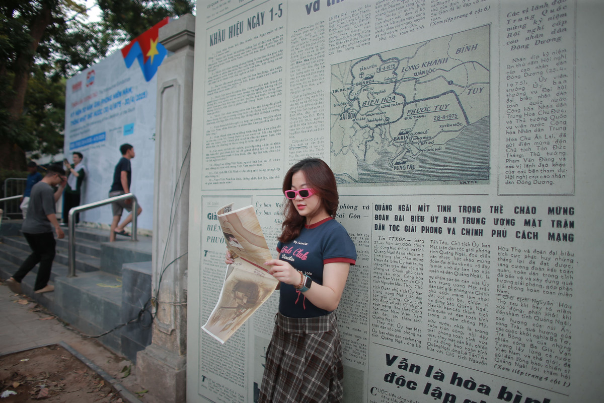 Nhiều bạn trẻ sau khi nhận trên tay tờ ấn phẩm đặc biệt đã hào hứng check-in với những mô hình báo khổng lồ trong khuôn viên triển lãm.