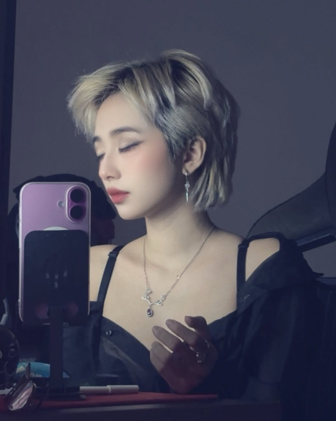 Không cầu kỳ, không phô trương, nhưng từng góc nghiêng của cô nàng đều toát lên thần thái cuốn hút, đầy khí chất.