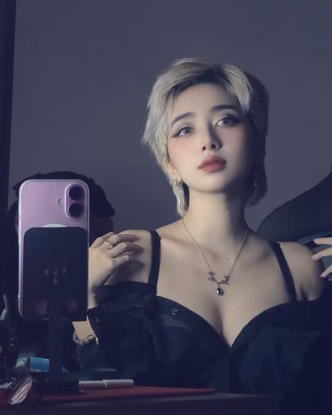 Đặc biệt phần cắt xẻ sâu của thiết kế áo khoe tâm hồn tràn viền khiến cô nàng thêm gợi cảm bội phần.