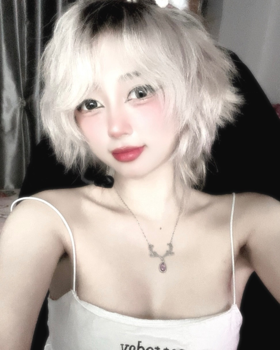 Ngoài vai trò trọng tài, cô còn là một game thủ đam mê nhiều thể loại game và từng gia nhập Lowkey Esports.