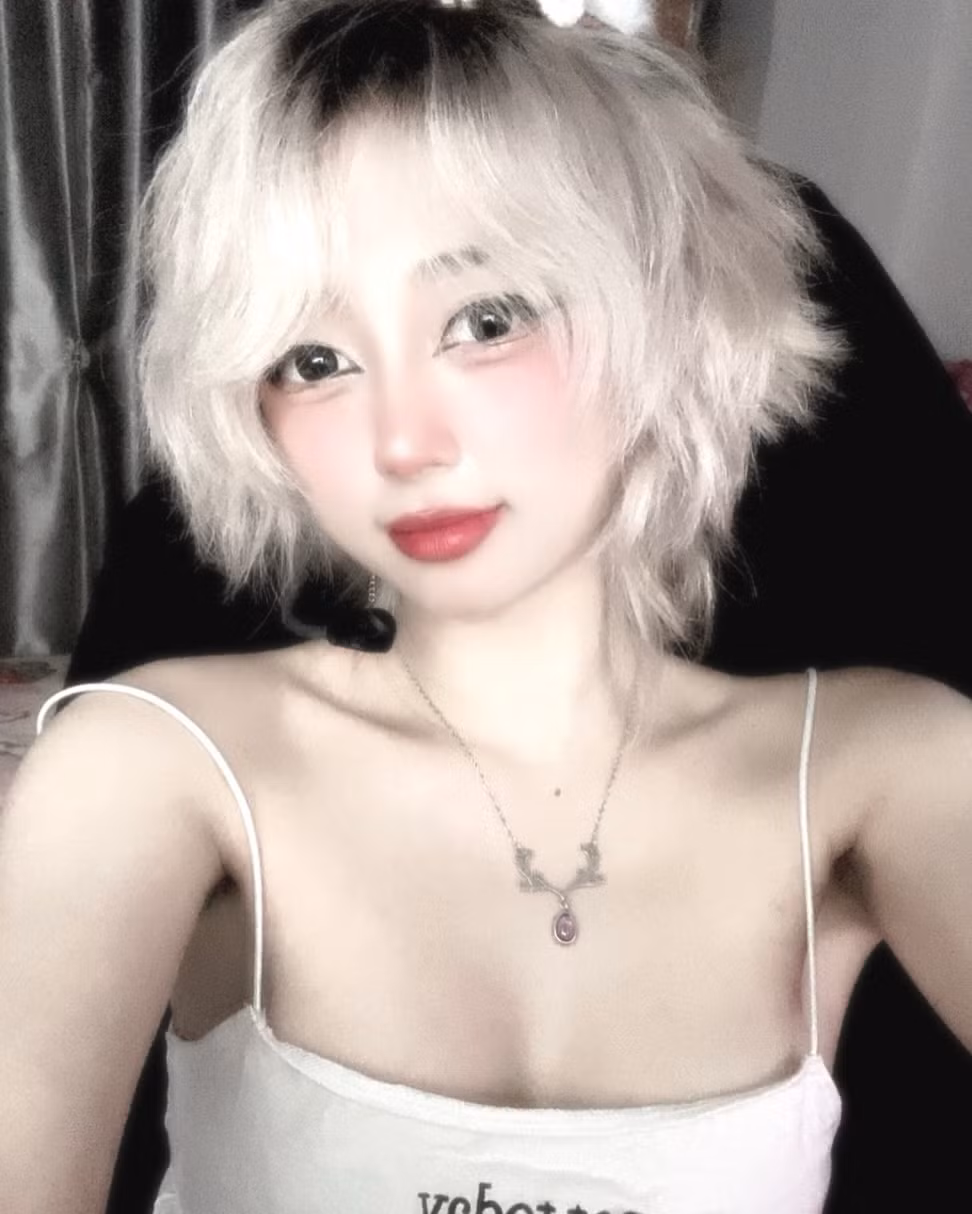 Ngoài vai trò trọng tài, cô còn là một game thủ đam mê nhiều thể loại game và từng gia nhập Lowkey Esports.