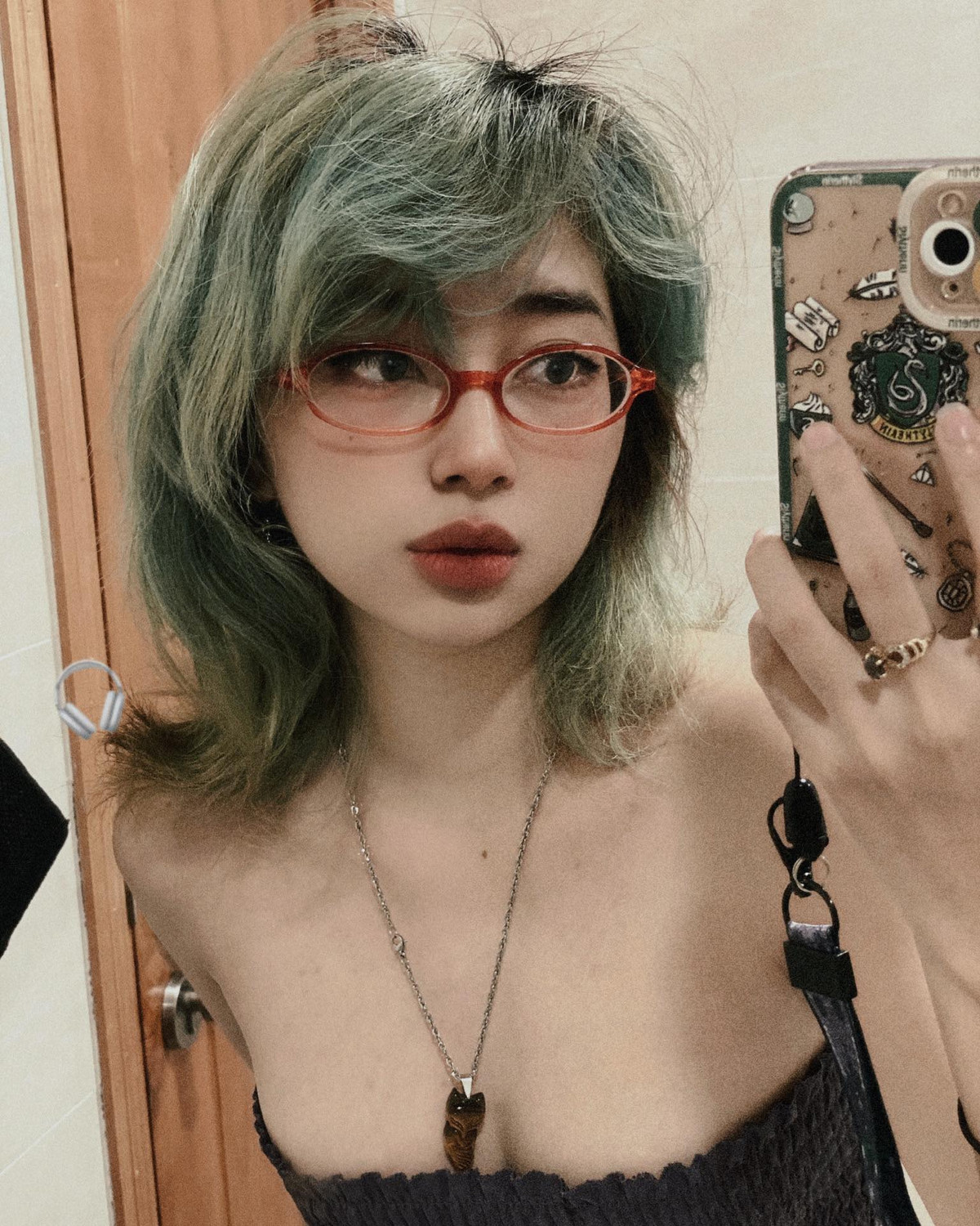 Vào ngày thi đấu trong giải VCS mùa Xuân 2020 giữa hai đội tuyển FTV Esports và GAM Esports, cộng đồng game thủ LMHT đã phải ráo riết “truy tìm” thông tin của cô nàng khi vô tình lọt vào ống kính máy quay.