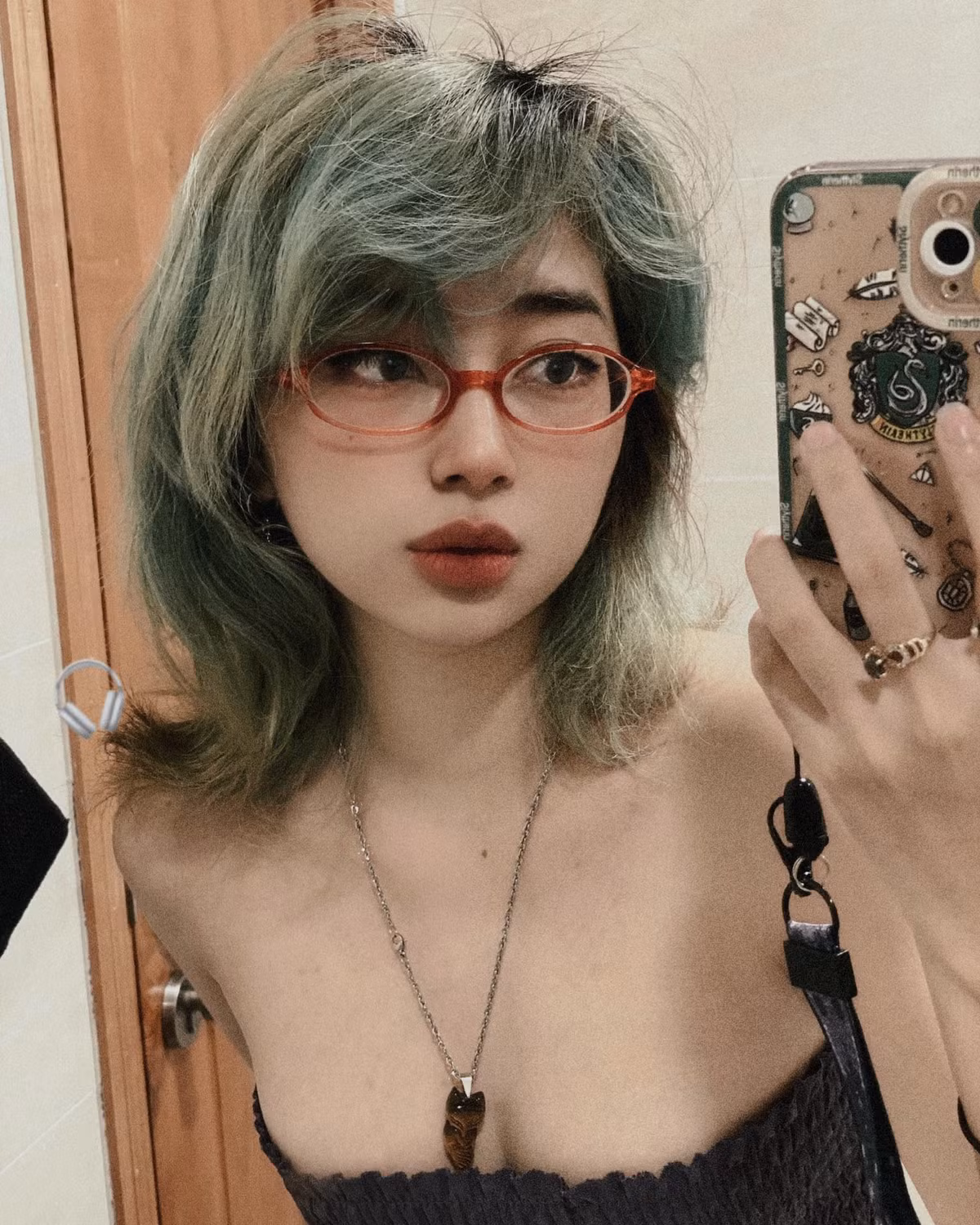 Vào ngày thi đấu trong giải VCS mùa Xuân 2020 giữa hai đội tuyển FTV Esports và GAM Esports, cộng đồng game thủ LMHT đã phải ráo riết “truy tìm” thông tin của cô nàng khi vô tình lọt vào ống kính máy quay.