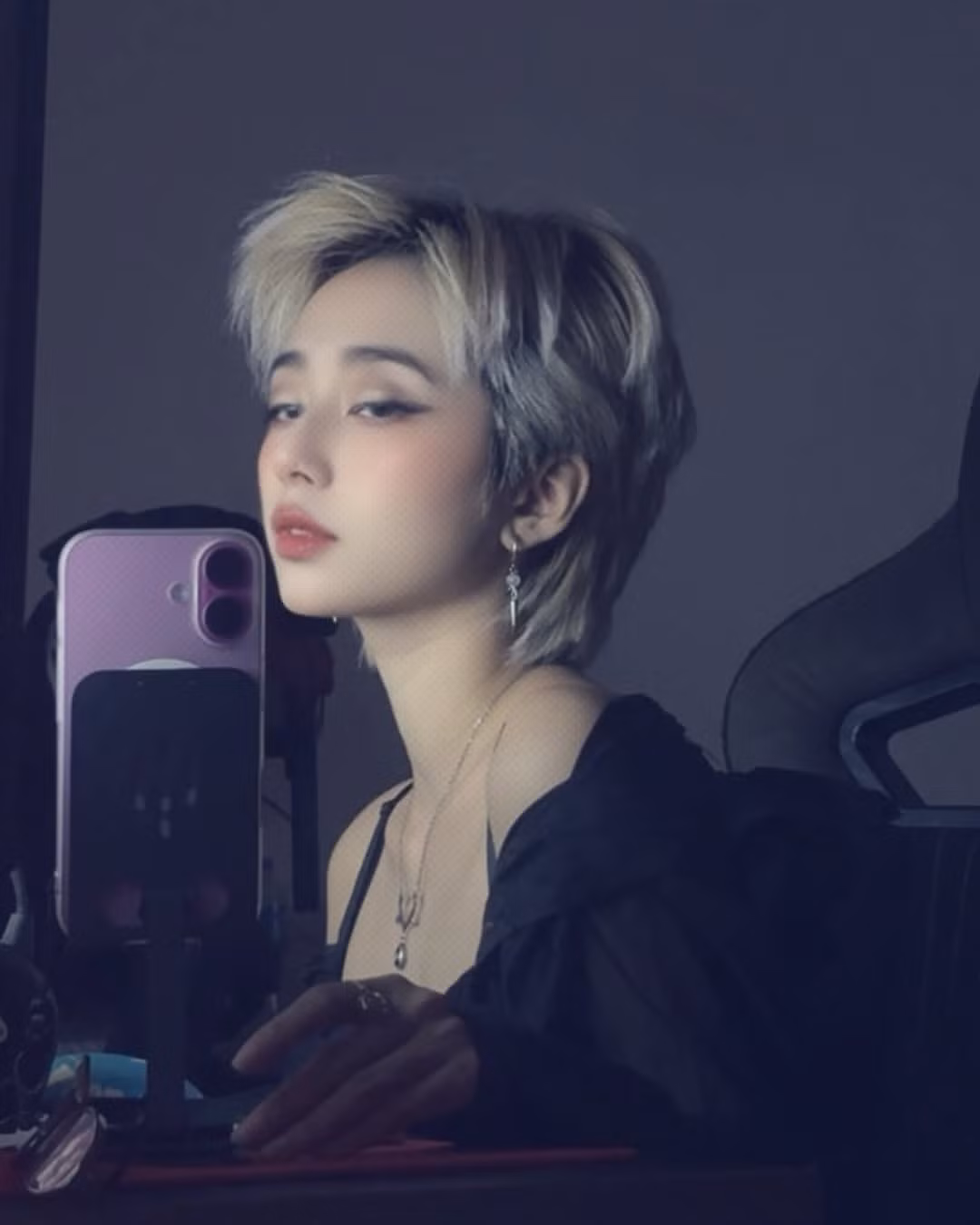 Mercury Nguyen – cái tên không còn xa lạ với cộng đồng Liên Minh Huyền Thoại Việt Nam – mới đây lại khiến mạng xã hội dậy sóng khi tung loạt ảnh selfie trước gương với nhan sắc "gây mê".