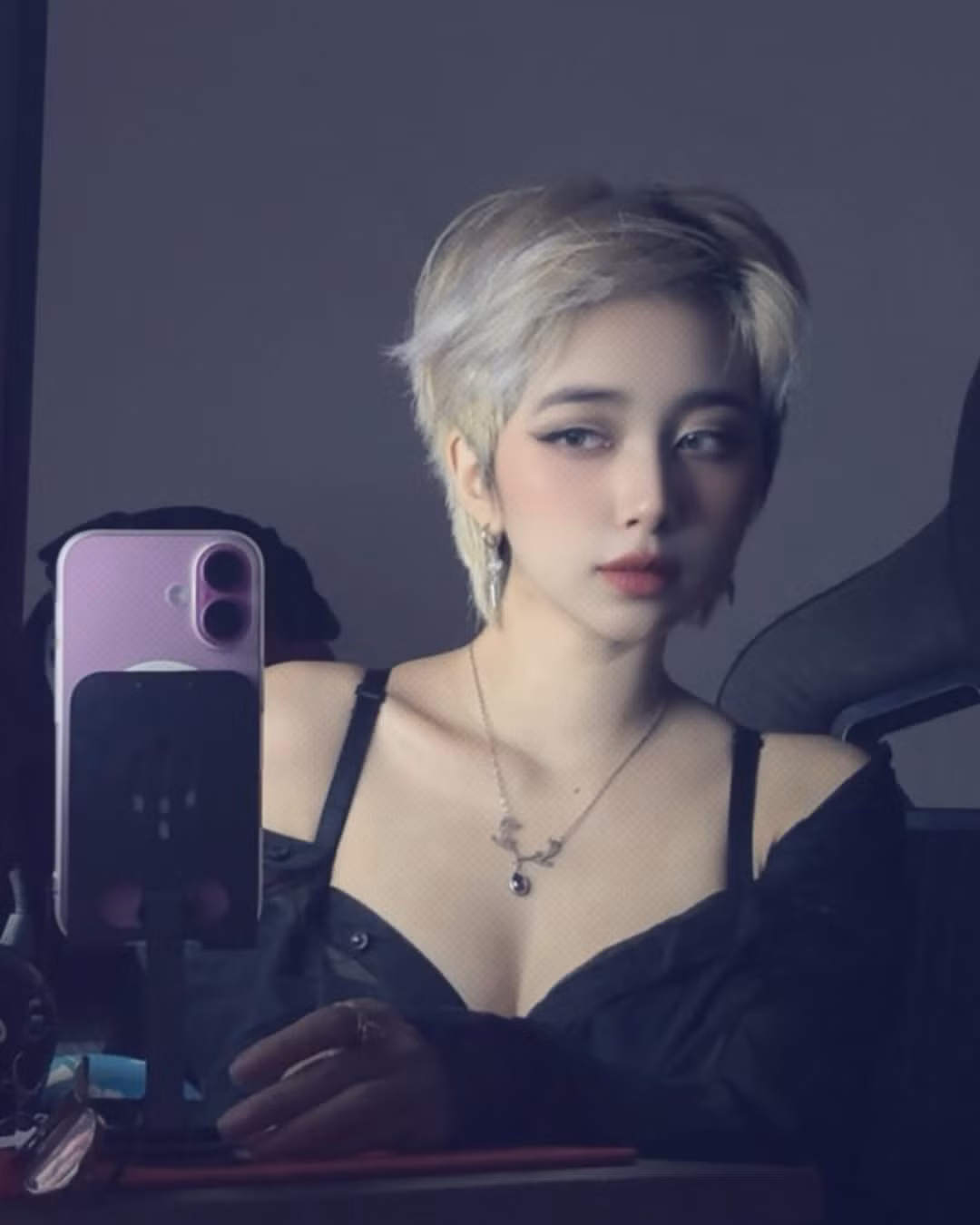 Trong loạt ảnh mới, Mercury Nguyễn gây ấn tượng với mái tóc ngắn cá tính, ánh nhìn sắc lạnh và phong cách trang điểm tôn trọn nét đẹp hiện đại.