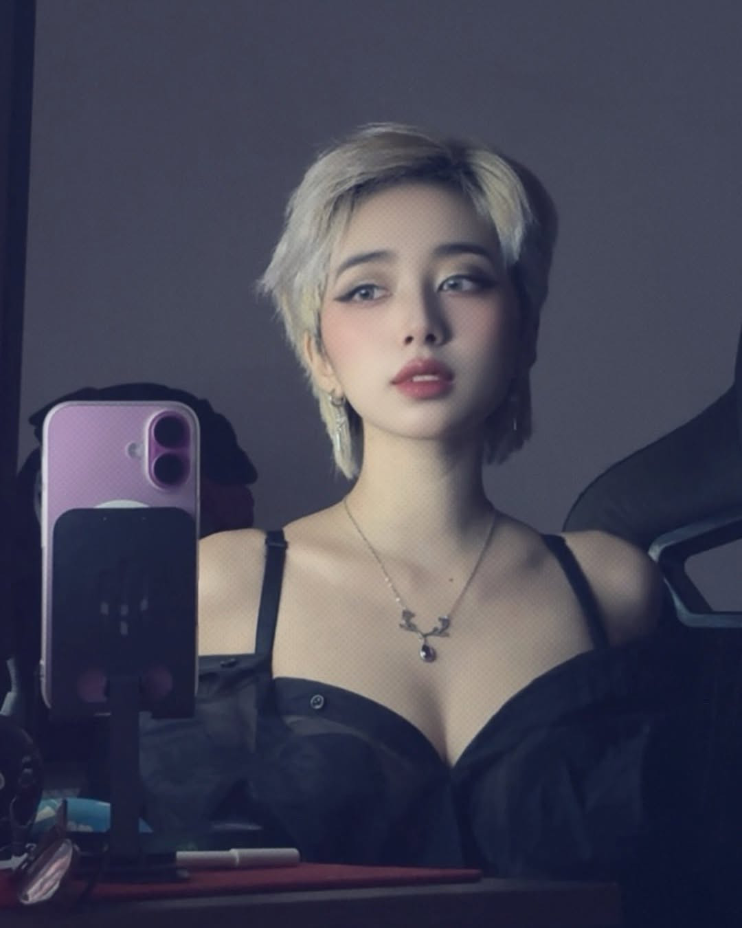 Bộ outfit đen nhẹ nhàng khoe vai trần tinh tế càng làm nổi bật làn da trắng và vóc dáng thanh mảnh, khiến netizen “đứng ngồi không yên”.