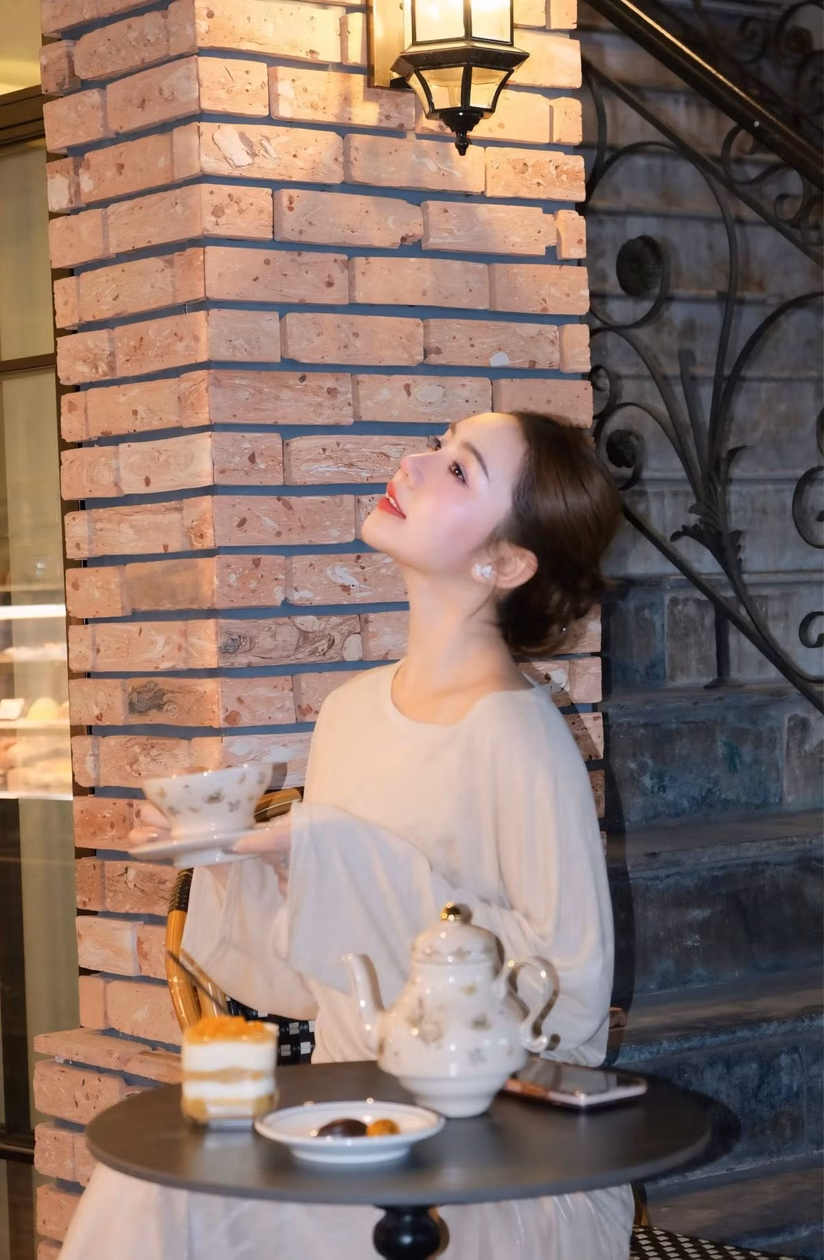 Quỳnh Kool là một trong những nữ diễn viên VTV nhận được rất nhiều chú ý từ công chúng. Cô ngày càng nhận được nhiều sự yêu quý từ khán giả không chỉ bởi nét diễn ngày càng ấn tượng mà còn bởi nhan sắc thăng hạng.