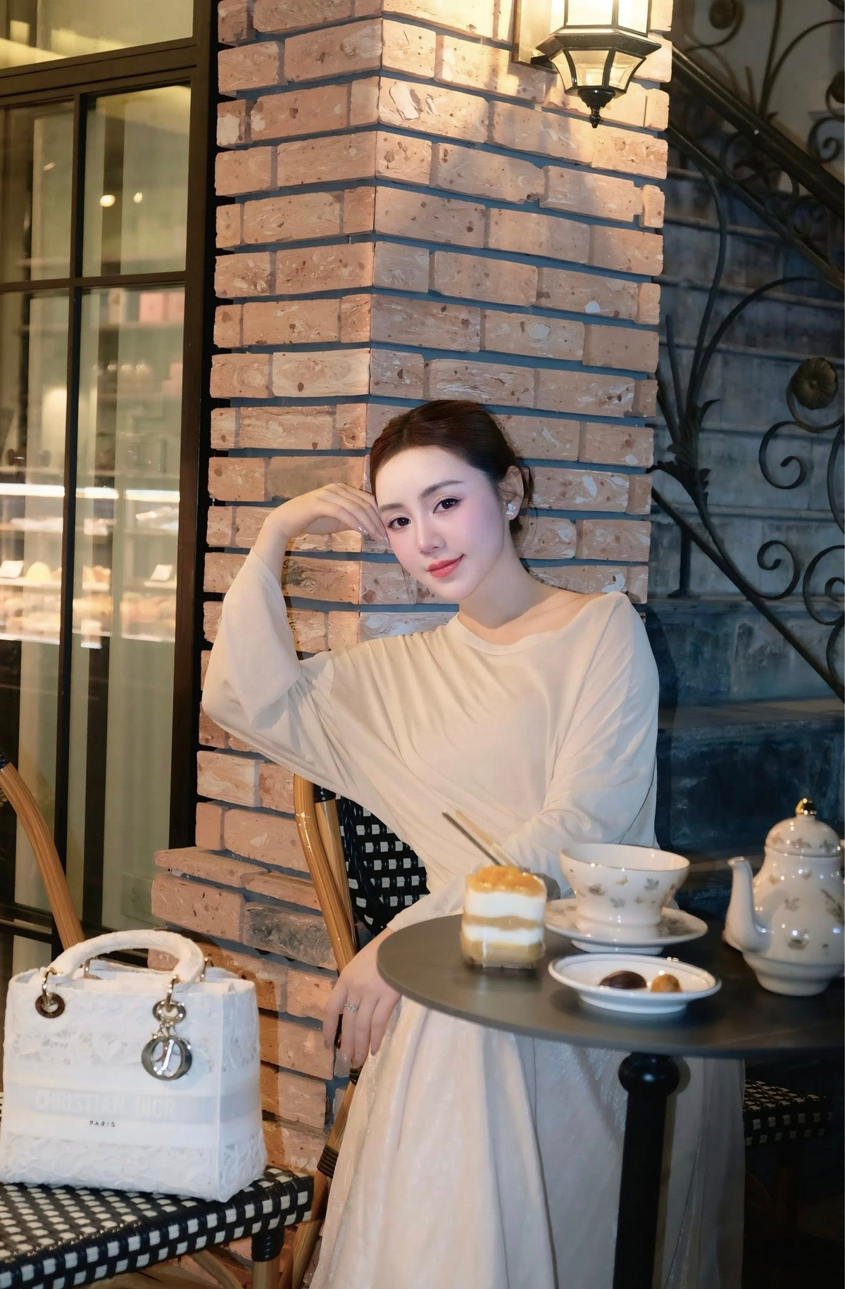 Gương mặt rạng rỡ, làn da trắng hồng cùng thần thái nhẹ nhàng của cô nàng khiến bất kỳ ai cũng phải ngẩn ngơ ngắm nhìn.