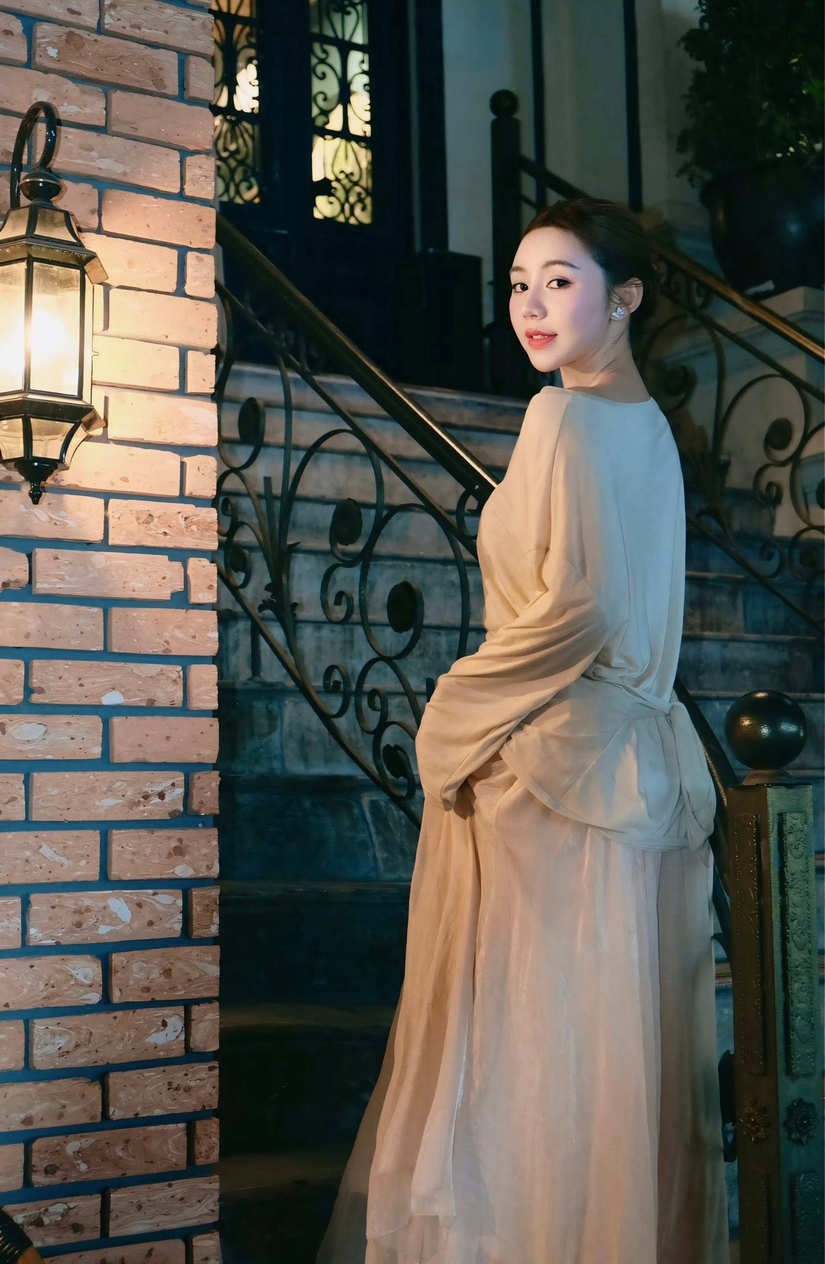 Không cần quá cầu kỳ hay hở hang, Quỳnh Kool vẫn dễ dàng “đốn tim” người nhìn chỉ bằng sự tự nhiên và thần sắc rạng rỡ.