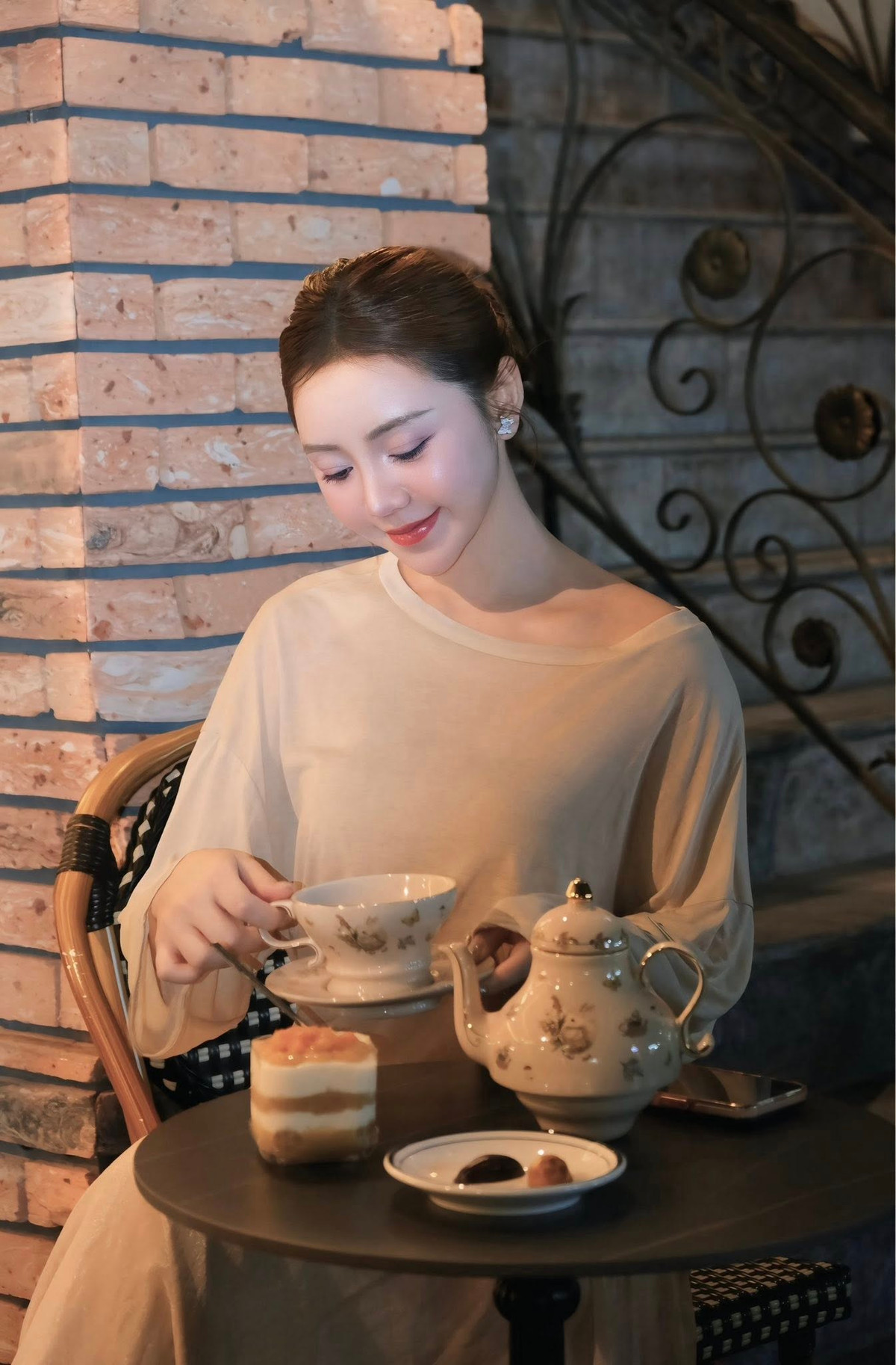 Những phụ kiện đi kèm như túi Dior, bộ trà sứ hay chiếc nhẫn đính đá tinh tế càng làm bật lên khí chất thanh lịch và gu thẩm mỹ tinh tế của nữ diễn viên.