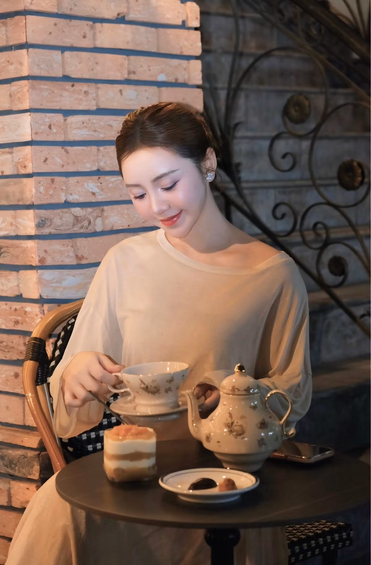 Những phụ kiện đi kèm như túi Dior, bộ trà sứ hay chiếc nhẫn đính đá tinh tế càng làm bật lên khí chất thanh lịch và gu thẩm mỹ tinh tế của nữ diễn viên.