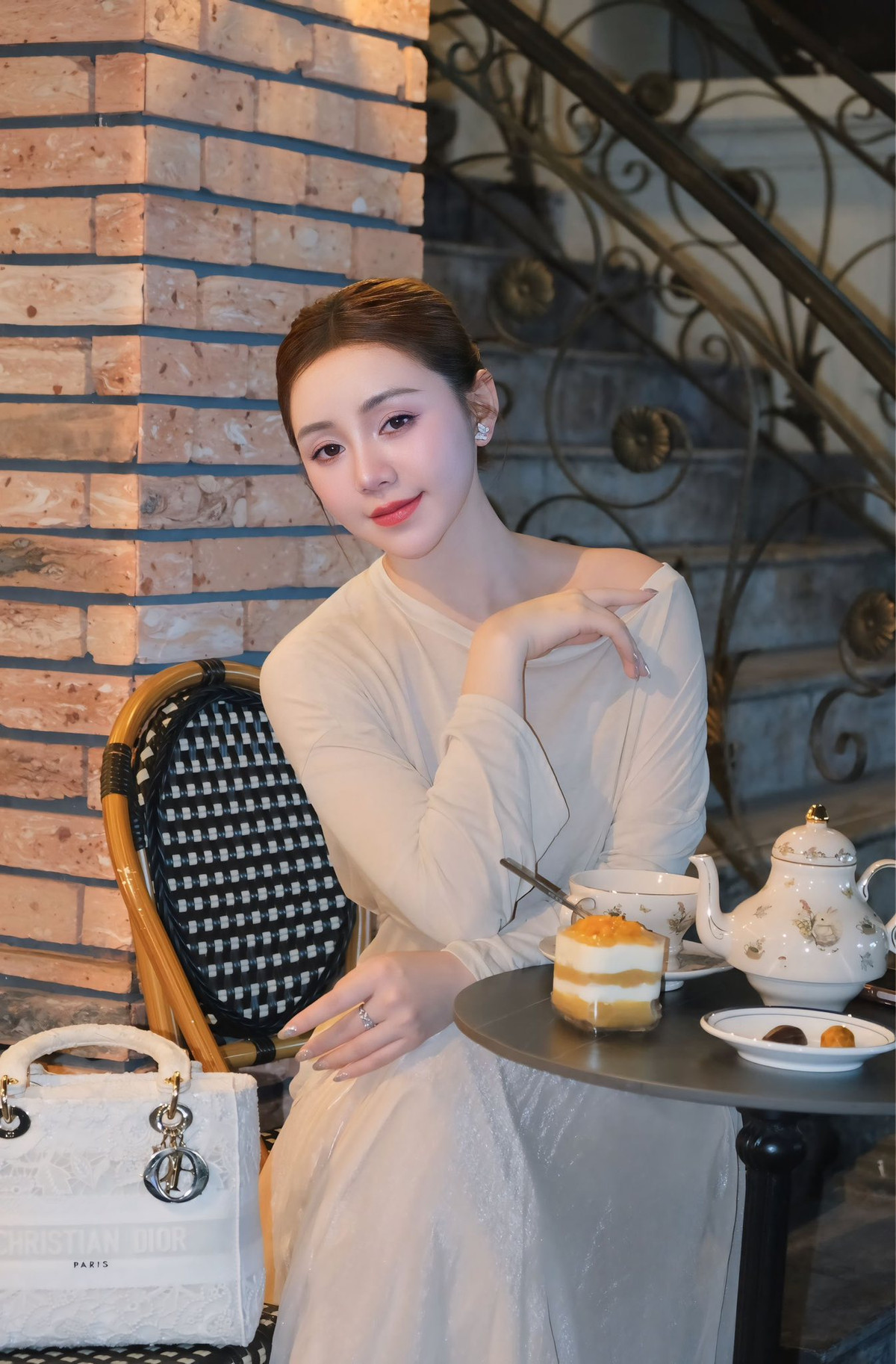 Mới đây trên trang cá nhân, cô nàng vừa đăng tải bộ ảnh thu hút trọn sự chú ý của người theo dõi. Diện bộ trang phục mang tông màu be nhẹ nhàng, nữ diễn viên khéo léo tôn lên vẻ đẹp dịu dàng, nữ tính nhưng vẫn toát lên sự hiện đại, sang trọng.