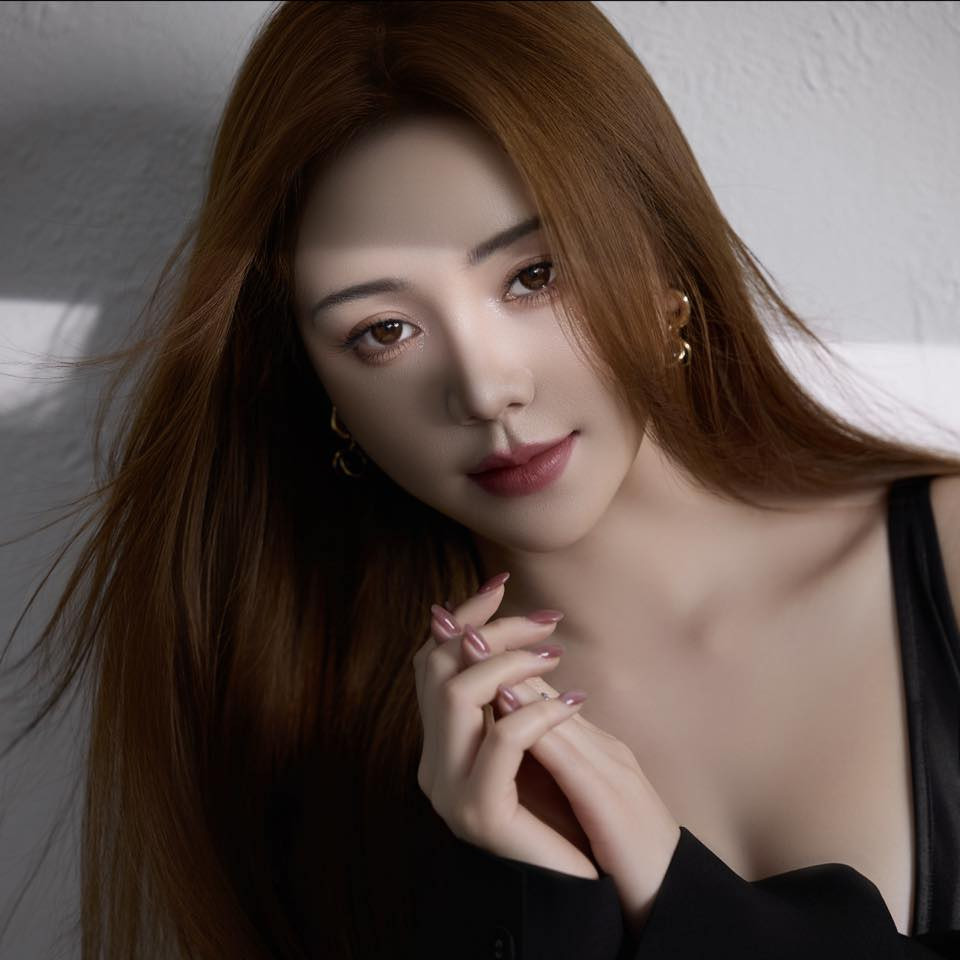 Tuy chỉ sở hữu chiều cao 1m61, nhưng Quỳnh Kool lại có số đo 3 vòng khá cân đối 85 - 64 - 93, chính vậy cô nàng có thể cân được nhiều kiểu trang phục khác nhau.