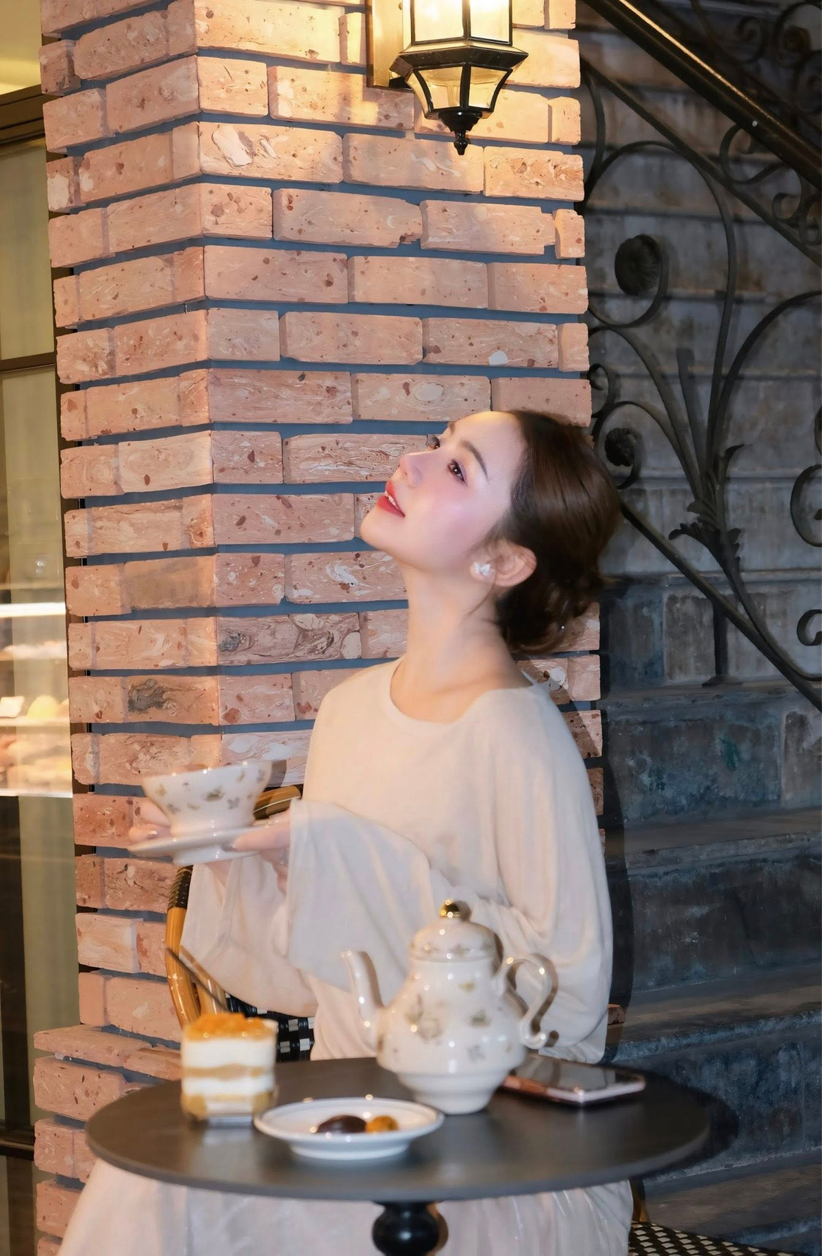 Quỳnh Kool sở hữu vẻ đẹp ngọt ngào, thanh tú với đôi mắt to tròn, sống mũi cao và nụ cười dịu dàng. Không chạy theo phong cách quá táo bạo, cô trung thành với hình tượng nữ tính, nền nã nhưng vẫn toát lên sự hiện đại, tinh tế. Mỗi lần xuất hiện, Quỳnh Kool đều khiến người đối diện khó rời mắt nhờ vẻ đẹp tự nhiên và thần thái cuốn hút.