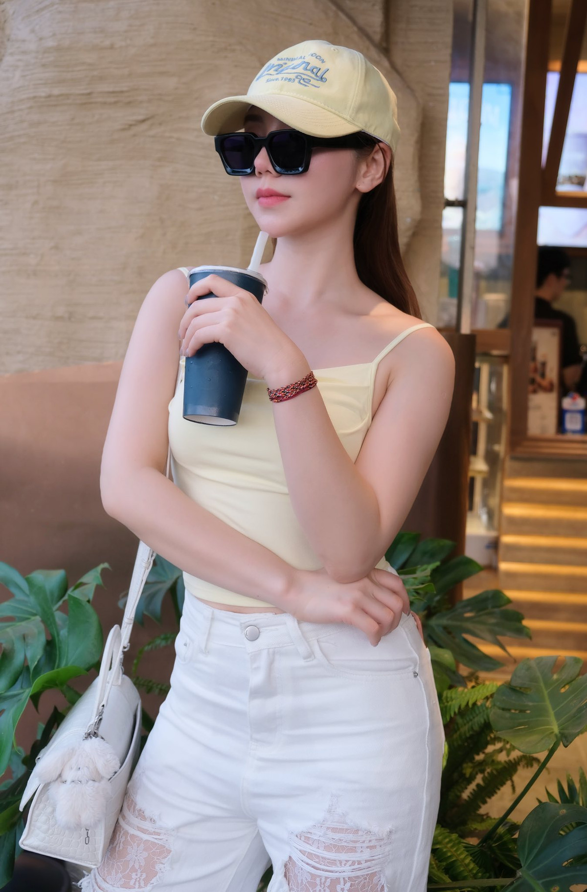 Diện outfit trắng tinh khôi với áo tank top kết hợp quần ren nhẹ nhàng, nữ diễn viên khoe khéo vóc dáng mảnh mai, làn da trắng mịn và thần thái nhẹ nhàng nhưng đầy cuốn hút.
