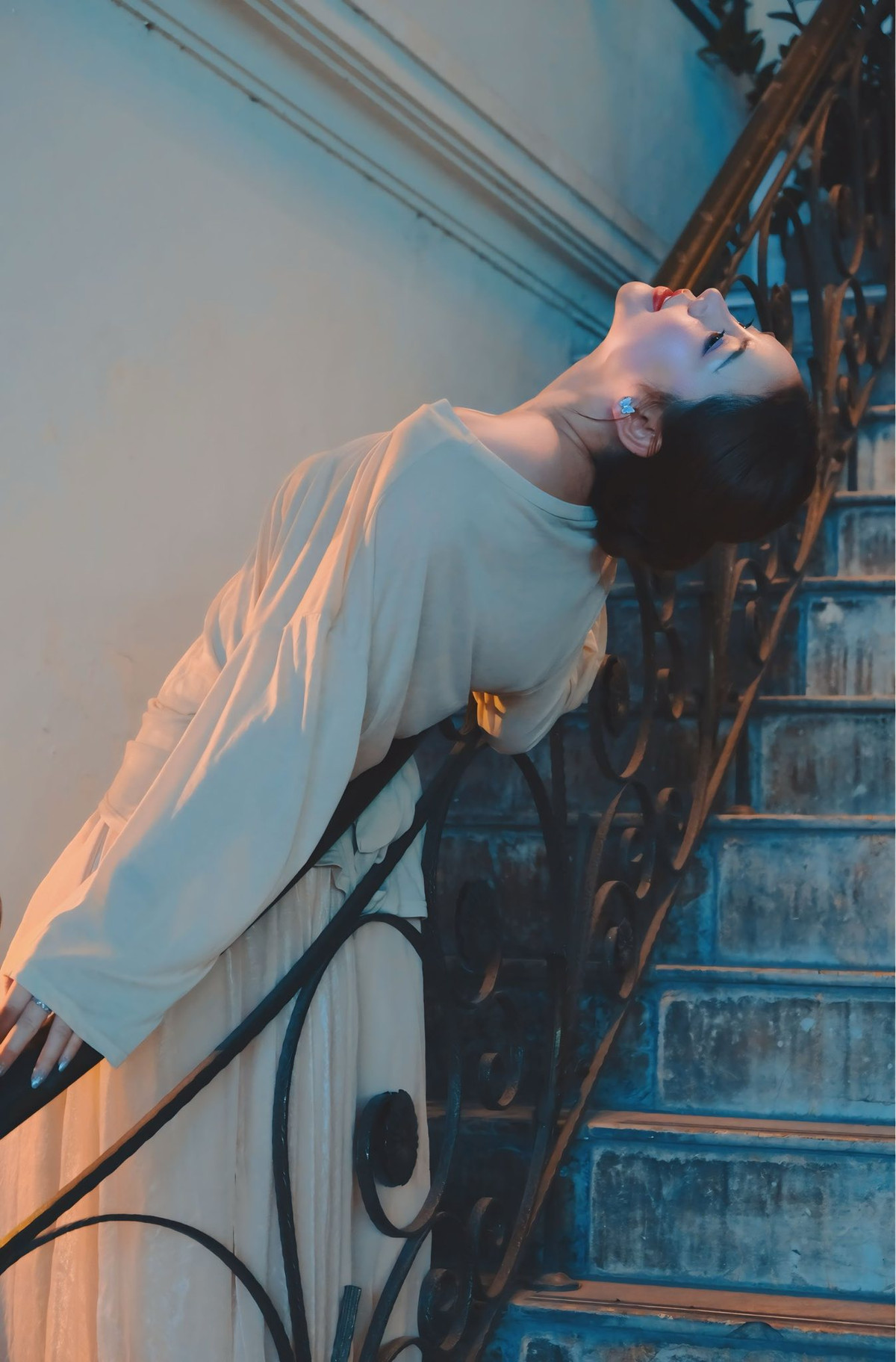 Cô nàng biết cách làm mới hình ảnh mà vẫn giữ được bản sắc riêng, toát lên sự nhẹ nhàng, tinh tế, đôi khi lại sắc sảo đầy cuốn hút. Phong cách của cô là sự hòa quyện giữa nữ tính và hiện đại, rất gần gũi mà vẫn nổi bật.