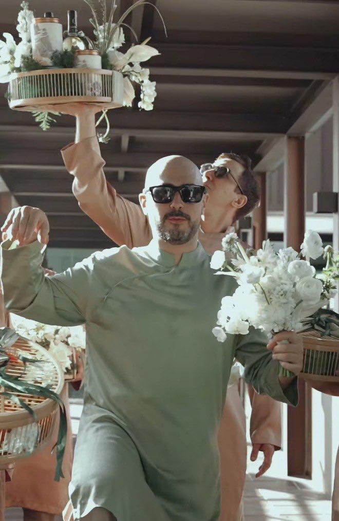 Hình ảnh chú rể Tây mặc áo dài dù giữa thời tiết nóng bức, mồ hôi ướt đẫm nhưng vẫn vui vẻ và hào hứng khiến cộng đồng mạng vô cùng thích thú.