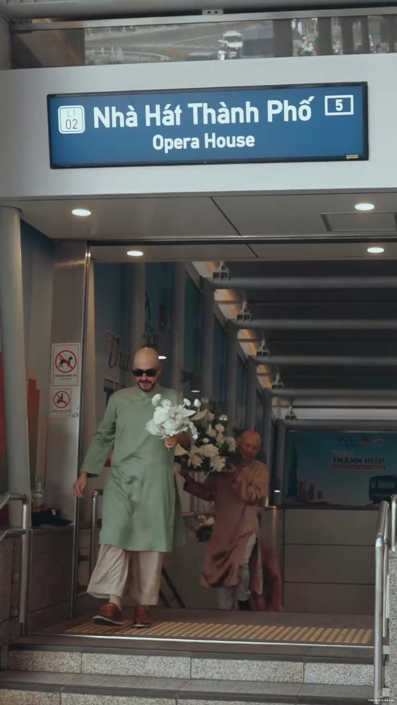 Được biết, ý tưởng này xuất phát từ mong muốn tạo nên một lễ cưới không chỉ đẹp mà còn mang đậm dấu ấn cá nhân. Với việc phần lớn khách mời bên nhà trai là người nước ngoài, không bị ràng buộc bởi các nghi thức truyền thống, việc sử dụng Metro và xe buýt 2 tầng đã mang lại trải nghiệm mới mẻ và đáng nhớ cho tất cả mọi người.