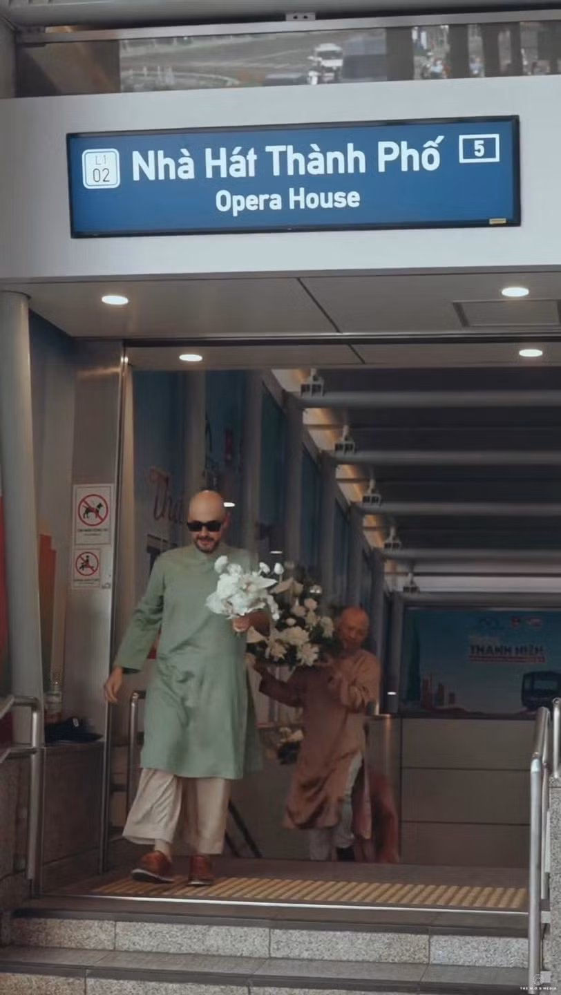 Được biết, ý tưởng này xuất phát từ mong muốn tạo nên một lễ cưới không chỉ đẹp mà còn mang đậm dấu ấn cá nhân. Với việc phần lớn khách mời bên nhà trai là người nước ngoài, không bị ràng buộc bởi các nghi thức truyền thống, việc sử dụng Metro và xe buýt 2 tầng đã mang lại trải nghiệm mới mẻ và đáng nhớ cho tất cả mọi người.