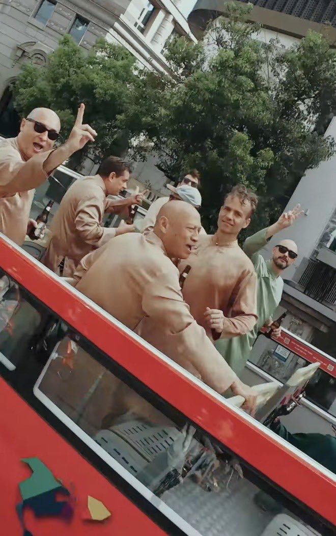 Chú rể Manu là người ủng hộ 100% ý tưởng rước dâu bằng Metro và xe buýt 2 tầng, xem đây như một cách giới thiệu Sài Gòn đến gia đình, bạn bè phương xa.