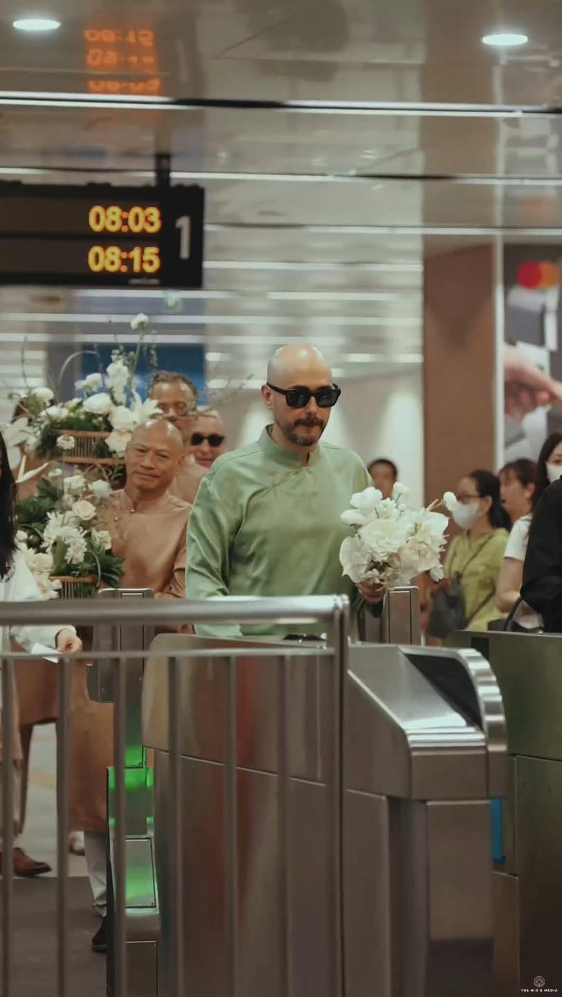 Mới đây, mạng xã hội rộn ràng chia sẻ hình ảnh về một đám cưới "có một không hai" tại TP.HCM, khi cặp đôi cô dâu Bích Trà và chú rể người Tây Ban Nha Manu quyết định rước dâu bằng tàu điện Metro số 1 và xe buýt 2 tầng.