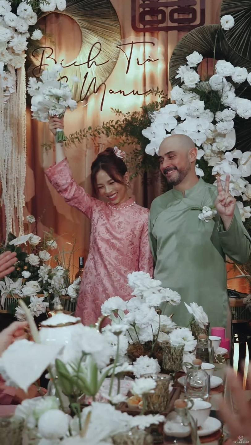 Nghi lễ Gia tiên được bên nhà chú rể tôn trọng và thực hiện theo phong cách truyền thống Việt Nam.