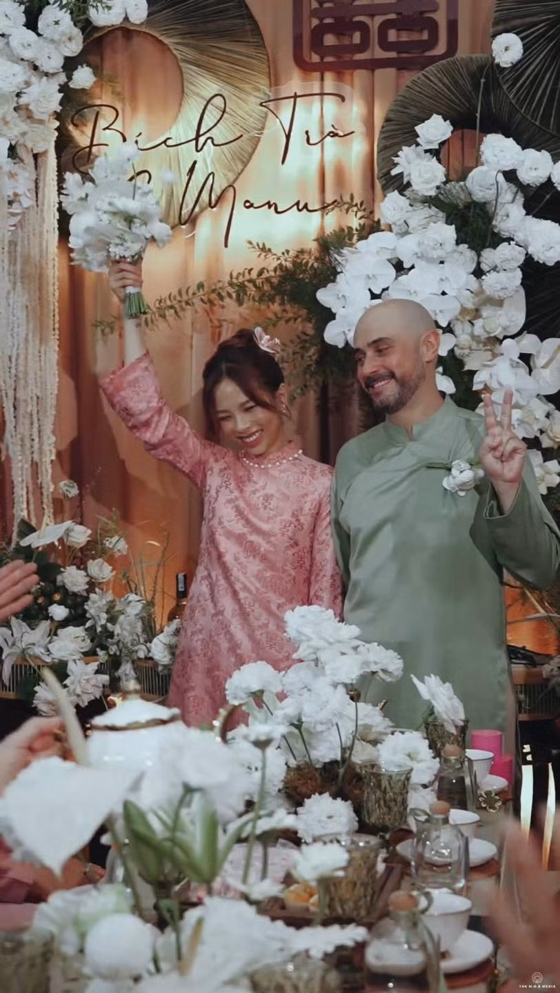 Nghi lễ Gia tiên được bên nhà chú rể tôn trọng và thực hiện theo phong cách truyền thống Việt Nam.