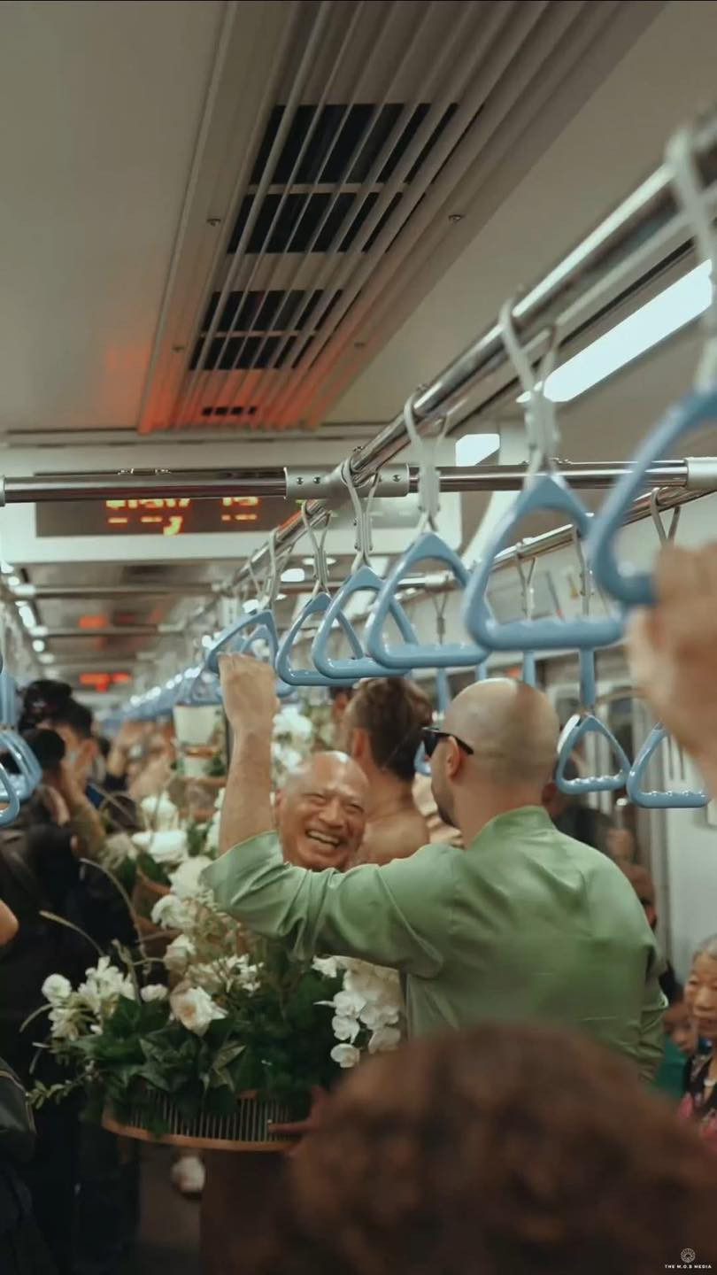 Trong lễ cưới, chú rể Manu cùng dàn bê tráp toàn "soái Tây" diện áo dài truyền thống, háo hức chờ tàu Metro tại ga An Phú để đến đón cô dâu.