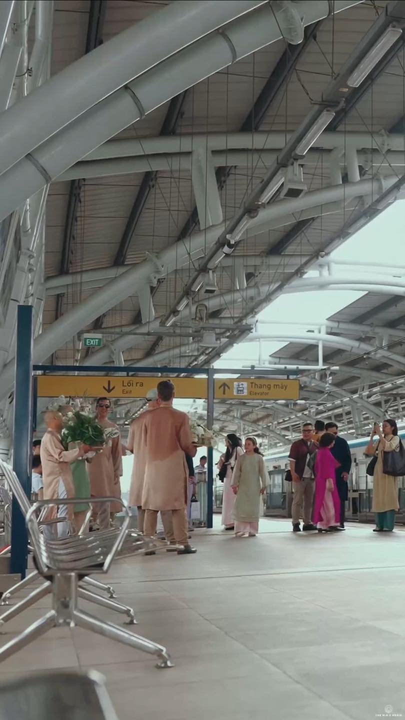 Bên dưới các bài đăng trên Facebook, TikTok,… cộng đồng mạng đã để lại hàng ngàn bình luận thích thú: “Đám cưới độc nhất vô nhị! Quá sáng tạo và dễ thương!”, "ôi lưu ngay lại ý tưởng này".