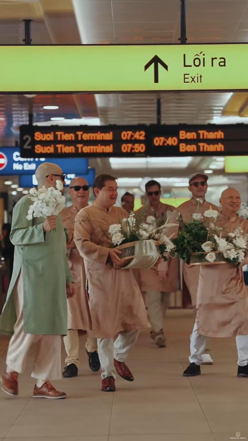 Sau đó, đoàn rước dâu tiếp tục di chuyển bằng xe buýt 2 tầng, tạo nên một khung cảnh vừa lãng mạn, vừa hiện đại giữa lòng thành phố.