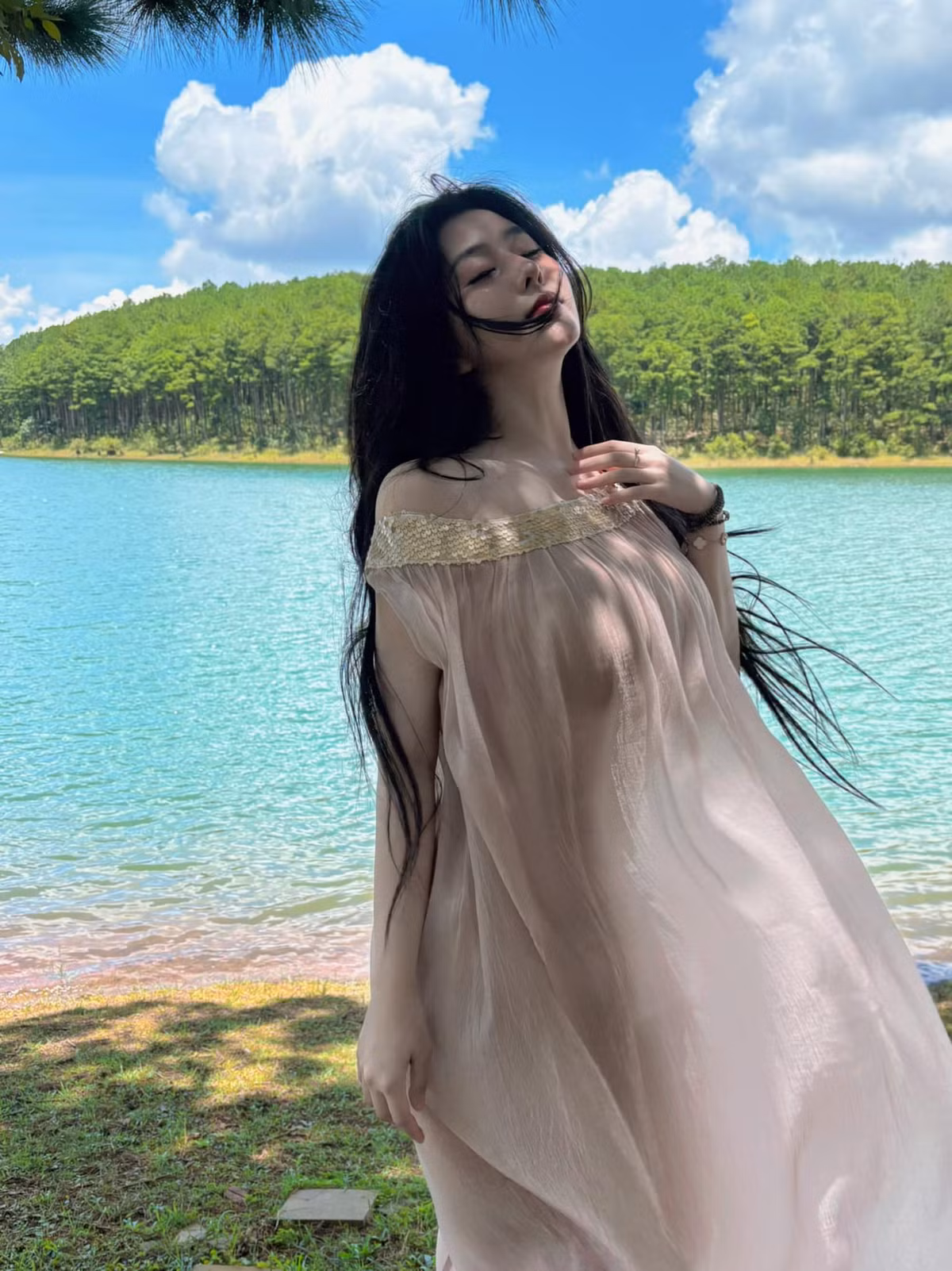 Trên Instagram cá nhân, Võ Ngọc Trân sở hữu lượng người theo dõi “khủng” với hàng trăm nghìn follower. Cô thường chia sẻ các hình ảnh du lịch trong và ngoài nước, tận hưởng cuộc sống.