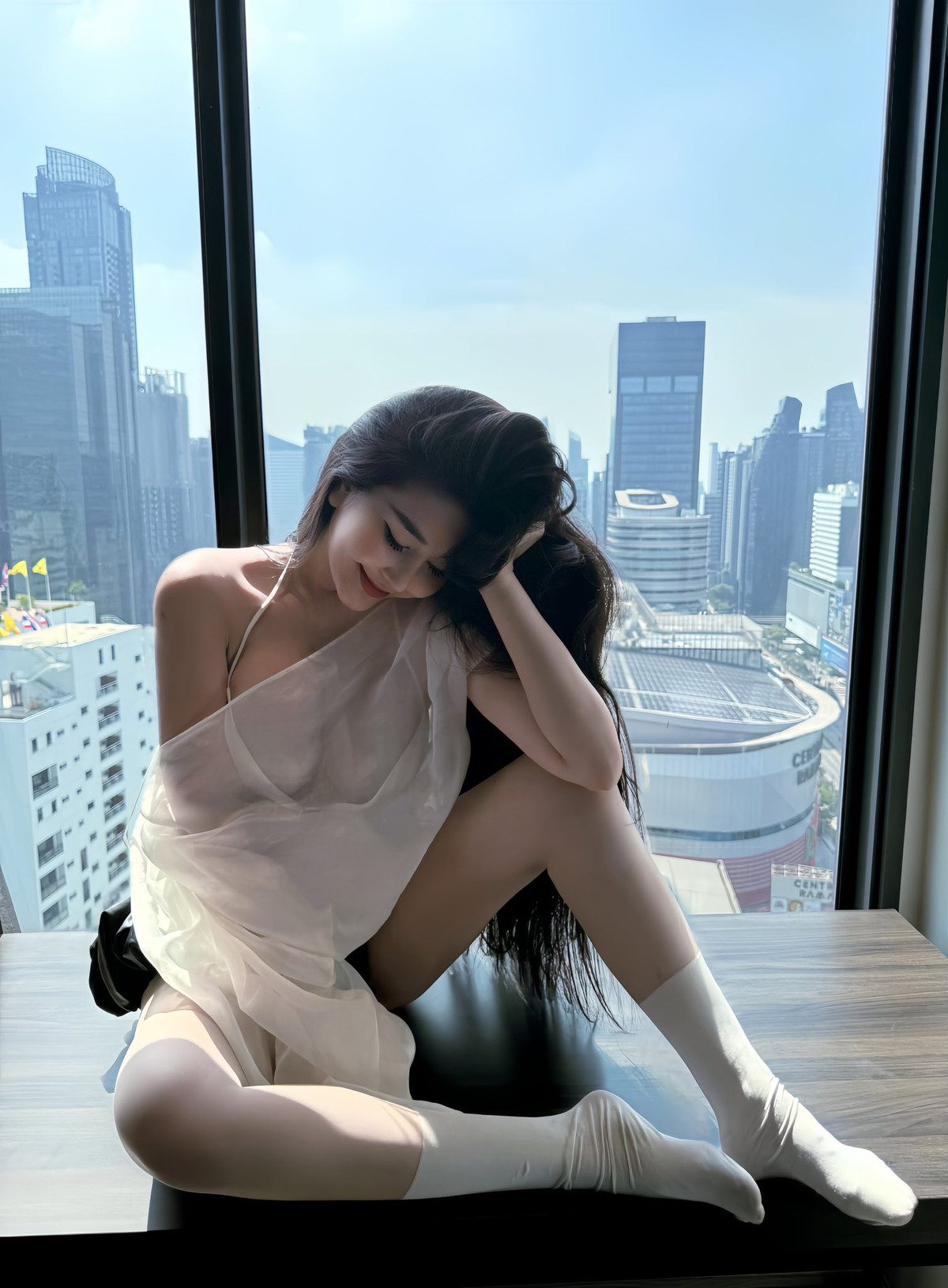 Võ Ngọc Trân từ lâu đã được cộng đồng mạng ưu ái gọi bằng danh xưng “hot girl quốc dân” hay “đệ nhất hot girl Sài Thành” sau khi nổi lên nhờ một tấm ảnh chụp trên sân trường.