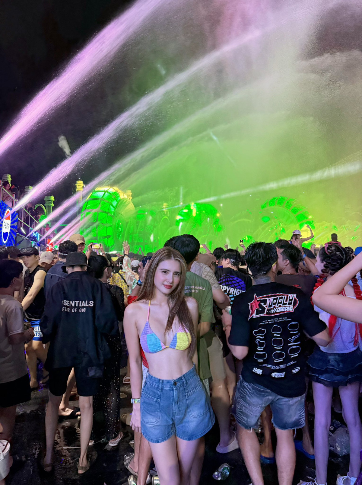 Tổng thể outfit tuy đơn giản nhưng cực kỳ hiệu quả, vừa đủ sexy để nổi bật giữa đám đông, vừa đủ tinh tế để giữ hình ảnh thanh lịch.