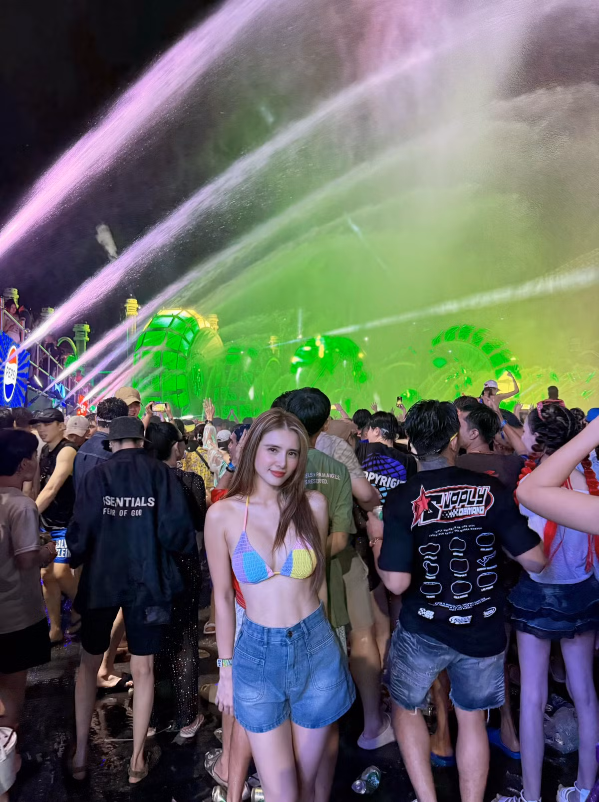 Tổng thể outfit tuy đơn giản nhưng cực kỳ hiệu quả, vừa đủ sexy để nổi bật giữa đám đông, vừa đủ tinh tế để giữ hình ảnh thanh lịch.