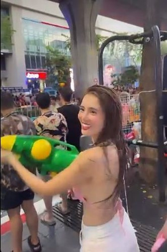 Tham gia vào lễ hội, Khánh Chi diện set đồ áo bra hồng kết hợp với chân váy trắng ngắn năng động.